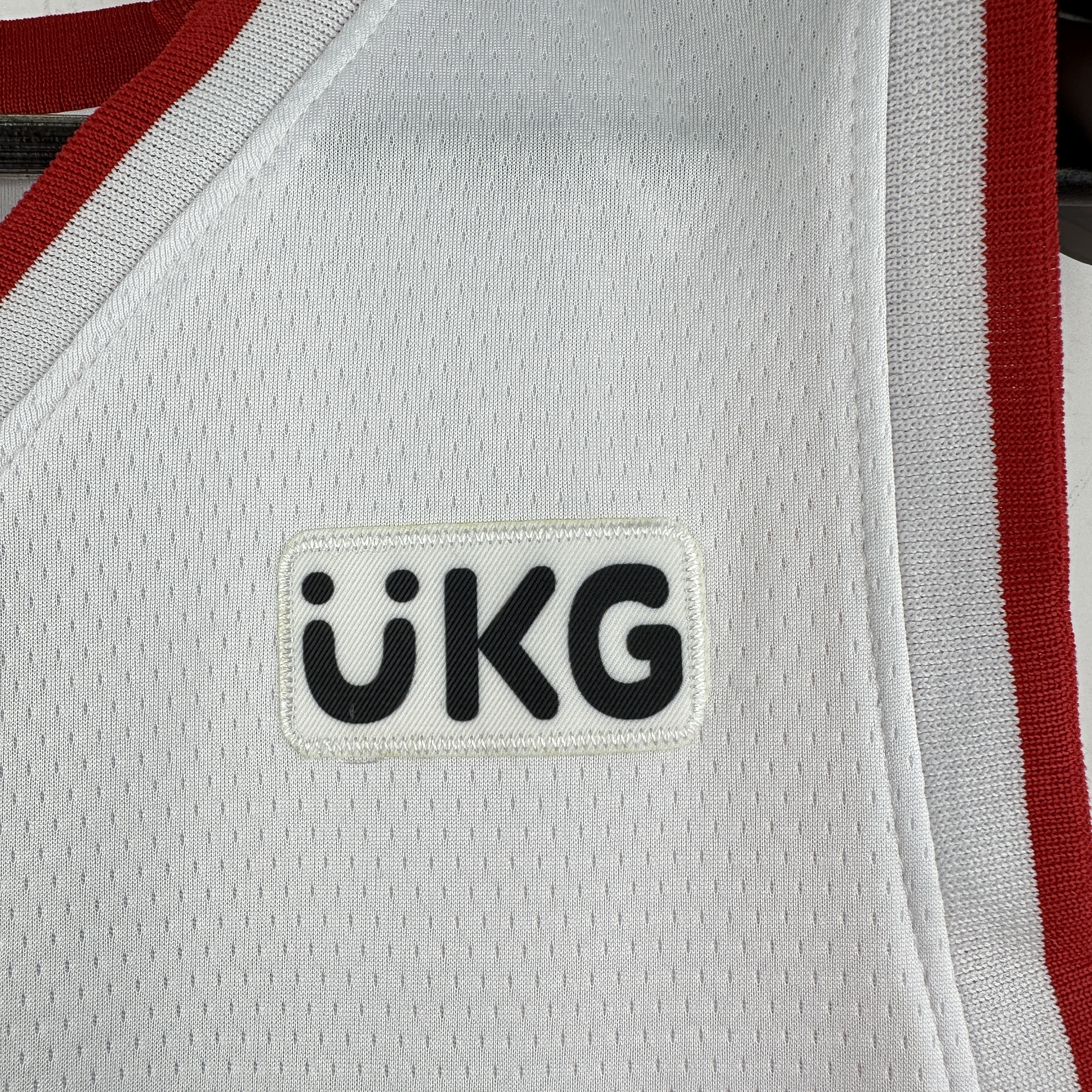 Embroidered Heat V-neck White No. 13 Adebayo