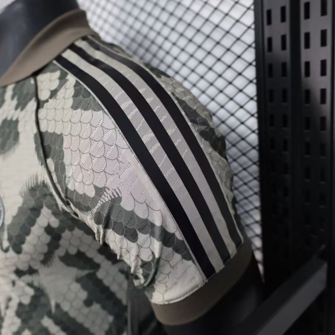 2025-26-FC Bayern Special Edition-Player Edition