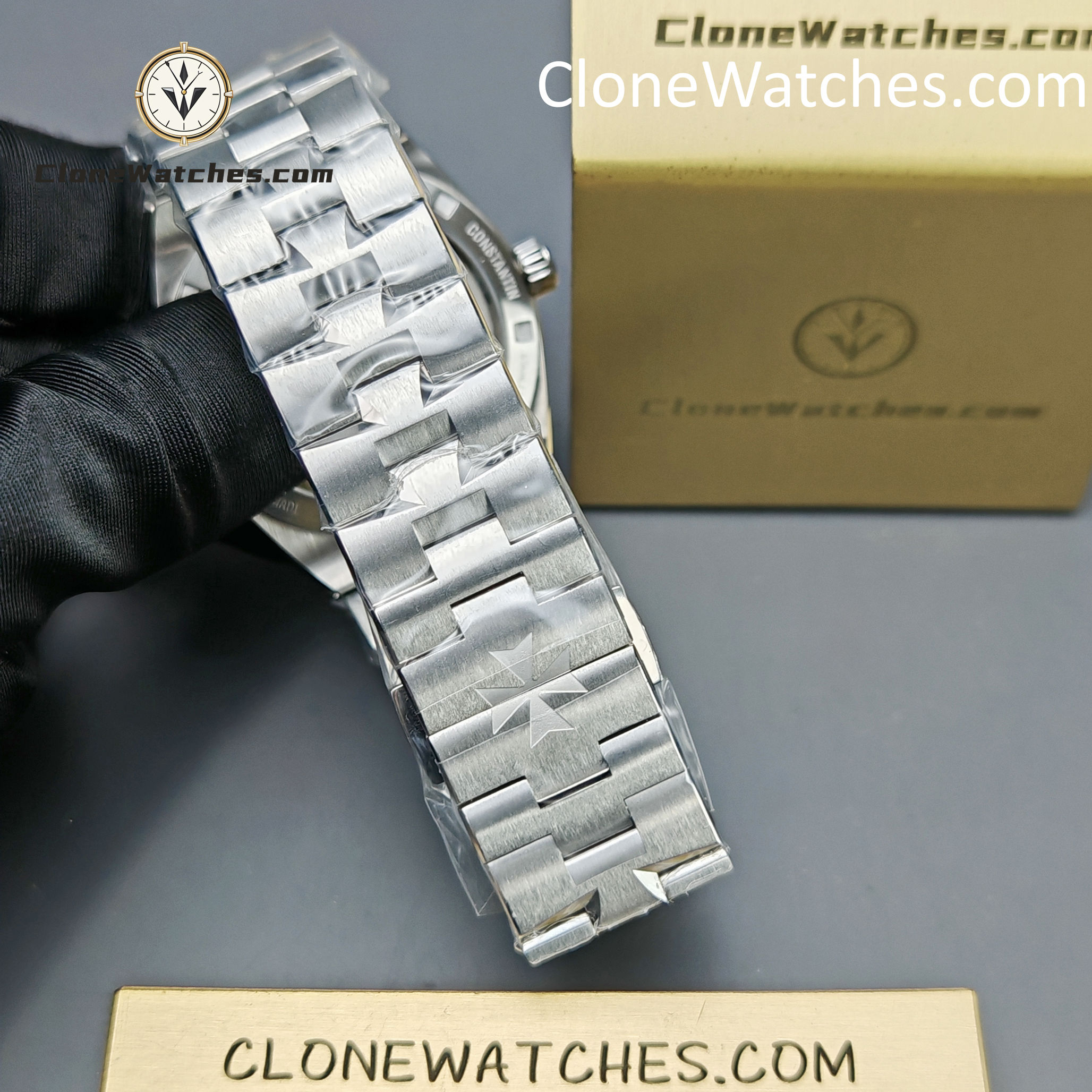 Vacheron Constantin Super Clone Watches 1:1 Overseas 4500V/210A-B126 Silvery white Dial