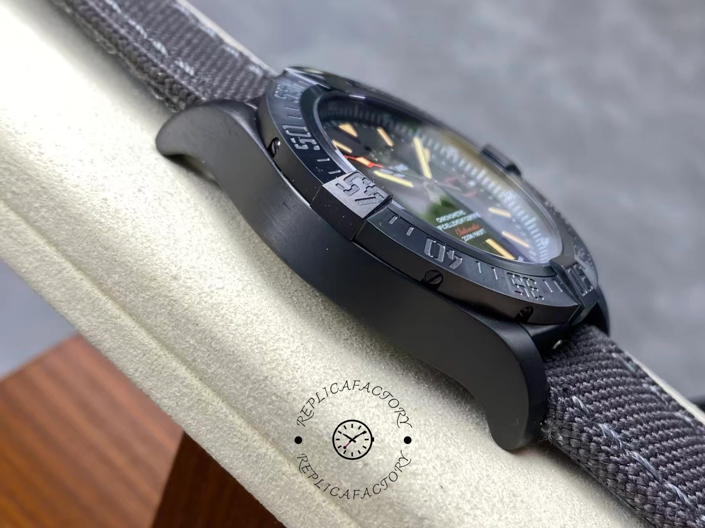 Breitling Avenger Blackbird 44 V17311101B1W1 Replica Black Dial Men's Watch