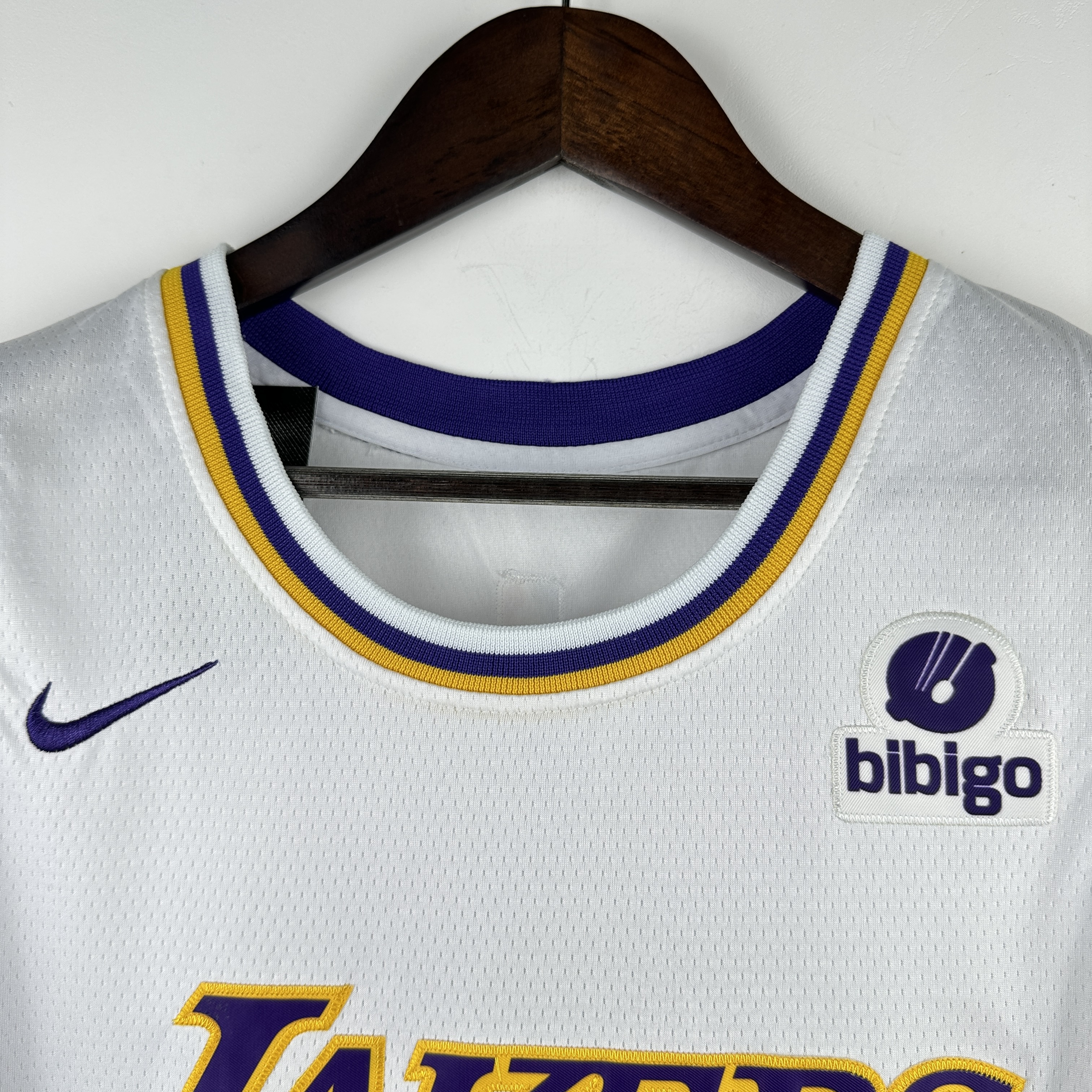 Embroidered Lakers Crew Neck White No. 23 James