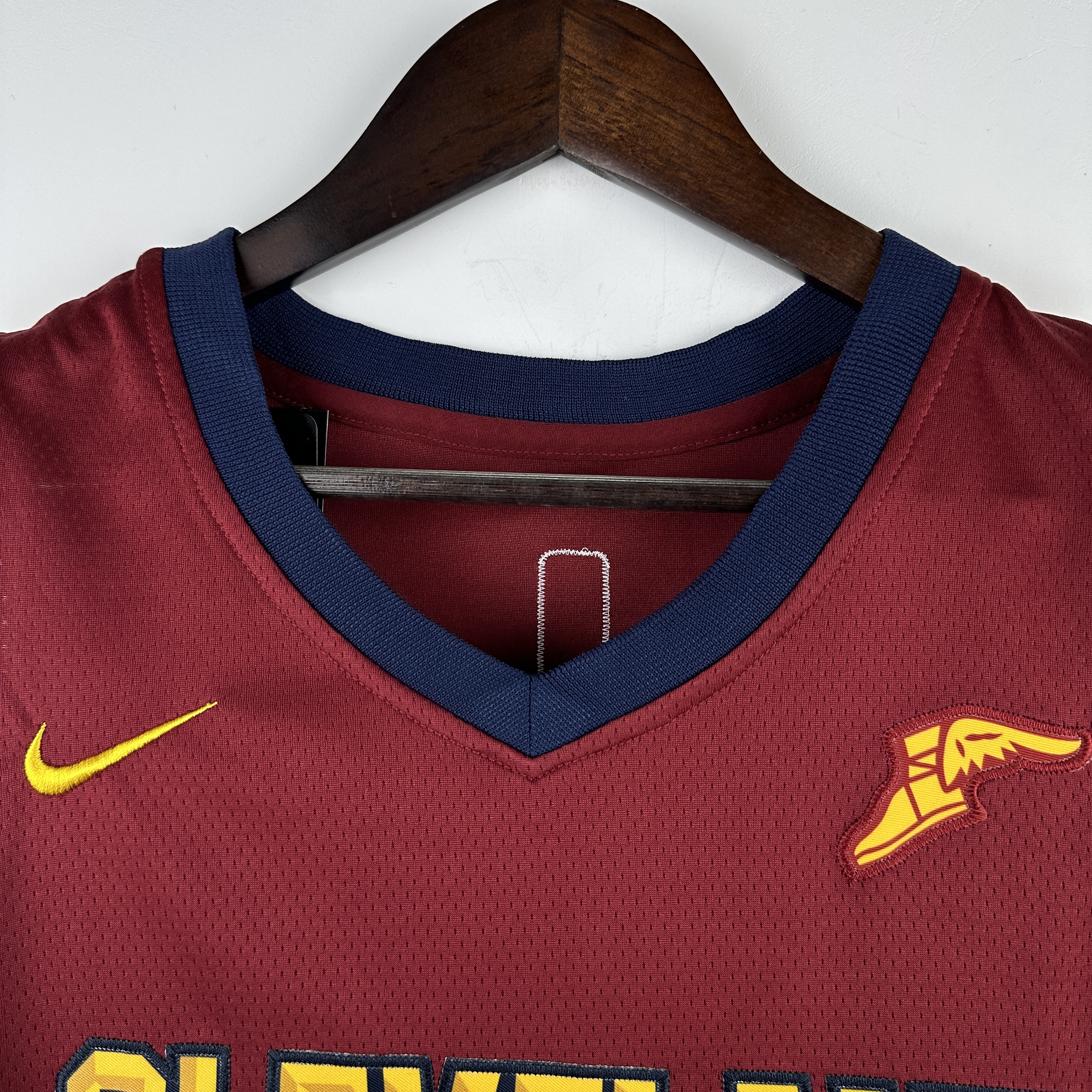 Embroidery Cavaliers Burgundy No. 23 James