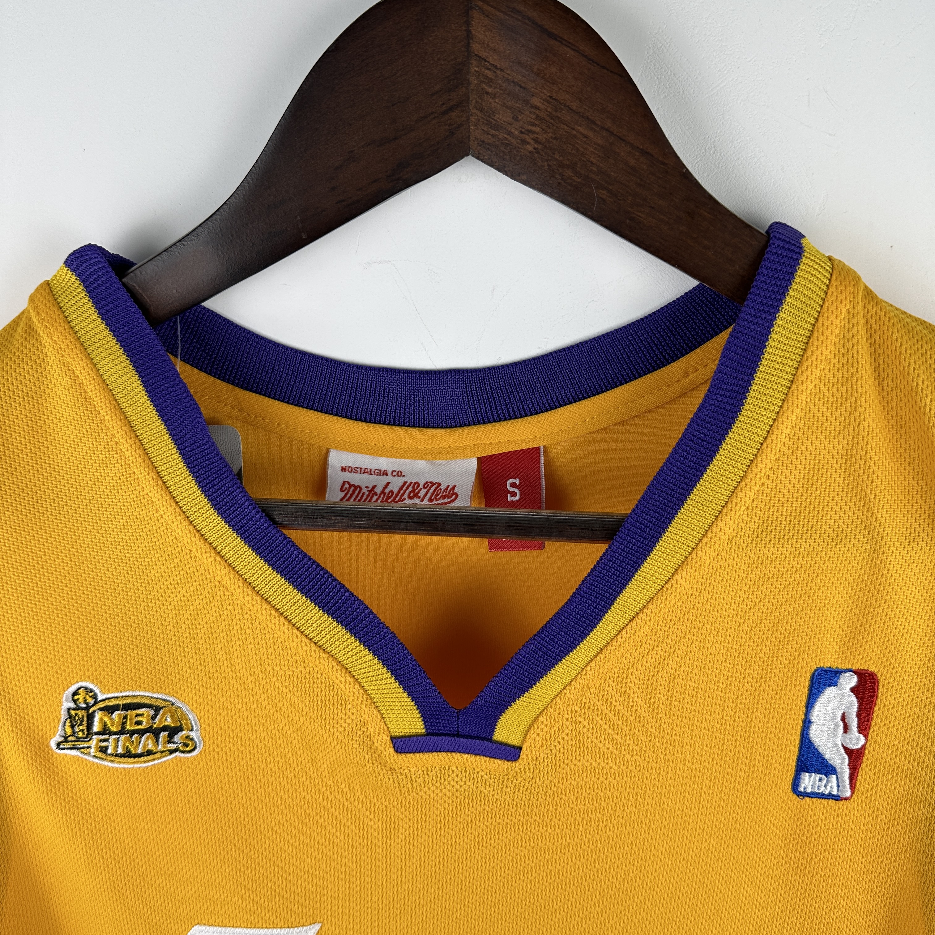 Embroidered MN Retro Jersey Lakers 00/01 Season V-neck Yellow No. 8 Kobe