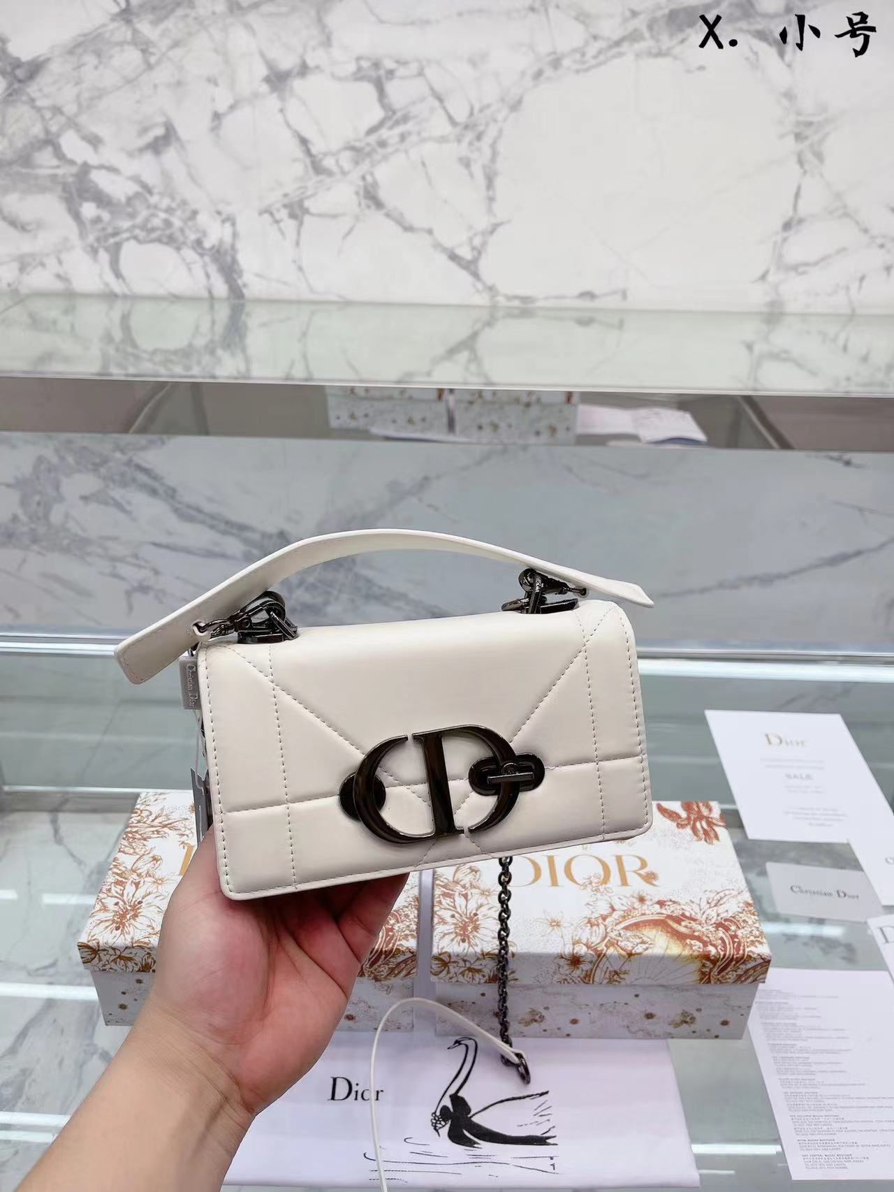 Dior / Dior Women's Bag New 30 MONTAIGNE Rattan Lattice Chain Bag Shoulder Crossbody Size 20cm