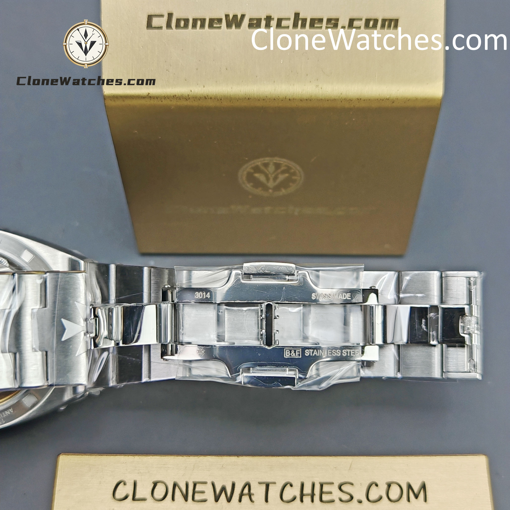 Vacheron Constantin Super Clone Watches 1:1 Overseas Dual Time 7920V/210A-B334 Blue Dial