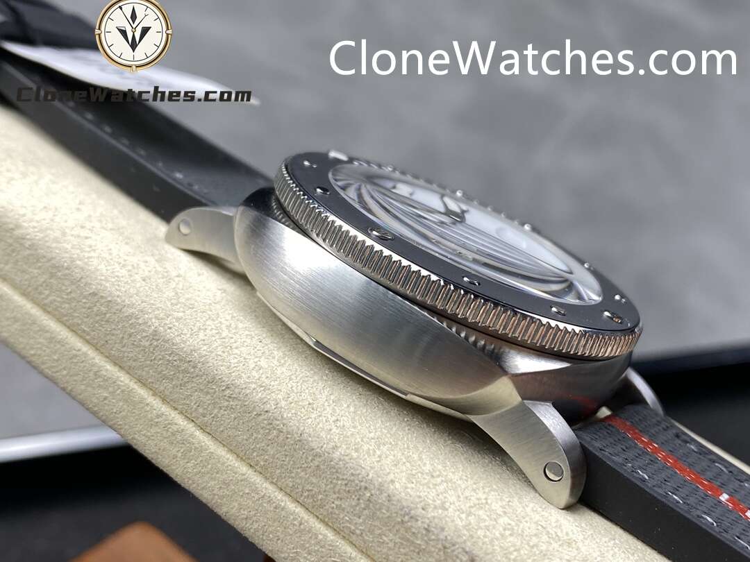Panerai Super Clone Watches 1:1 Submersible Luna Rossa PAM01579 White Dial 42mm