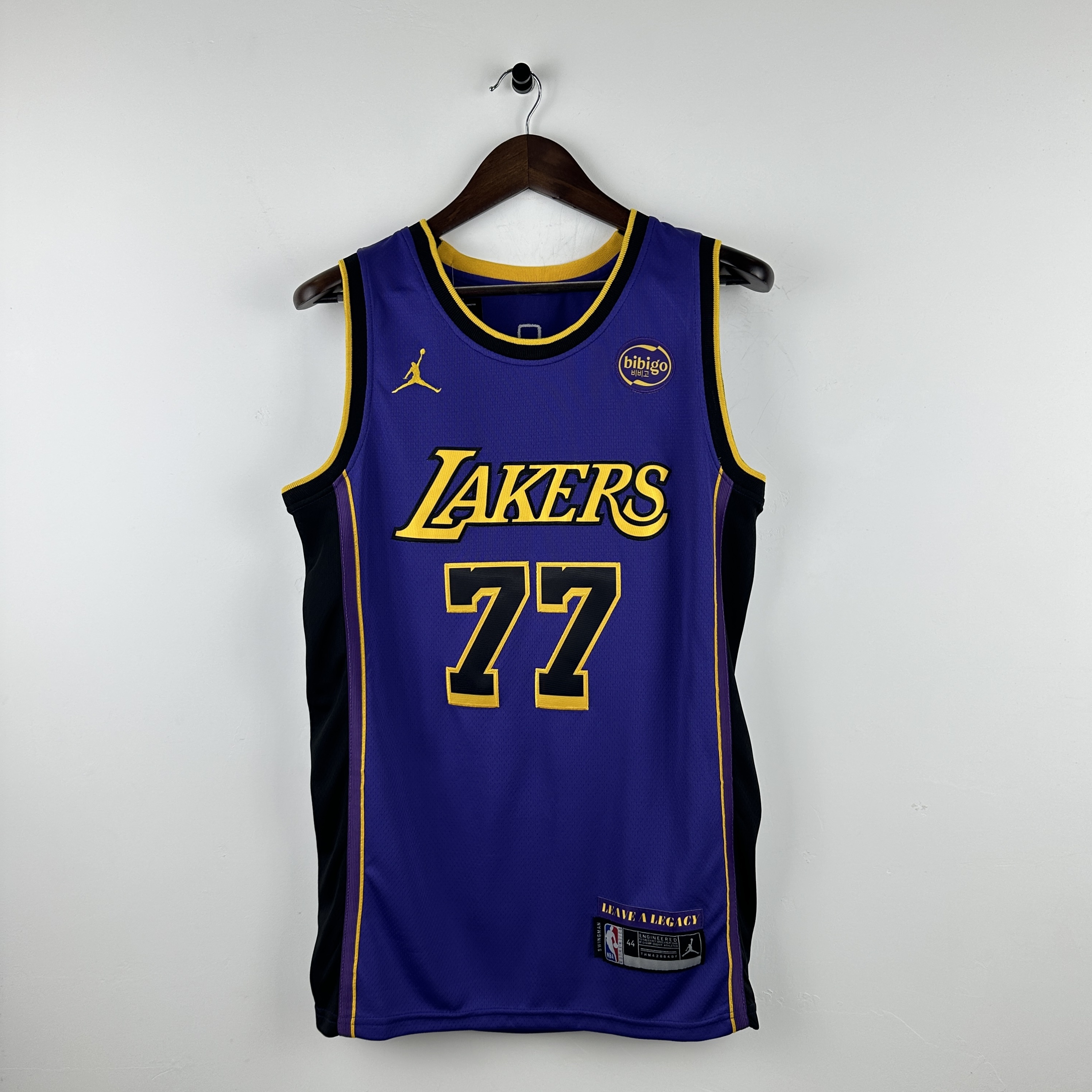 Embroidered 23rd season Lakers flying model No. 77 Dončić