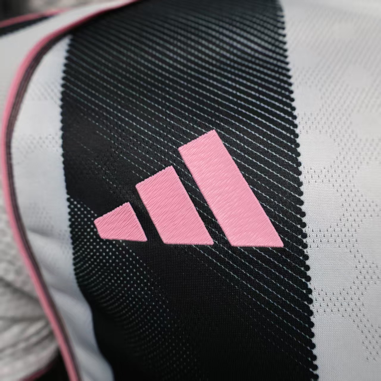 25-26 Juventus Home Jersey with Advertising - Player Edition