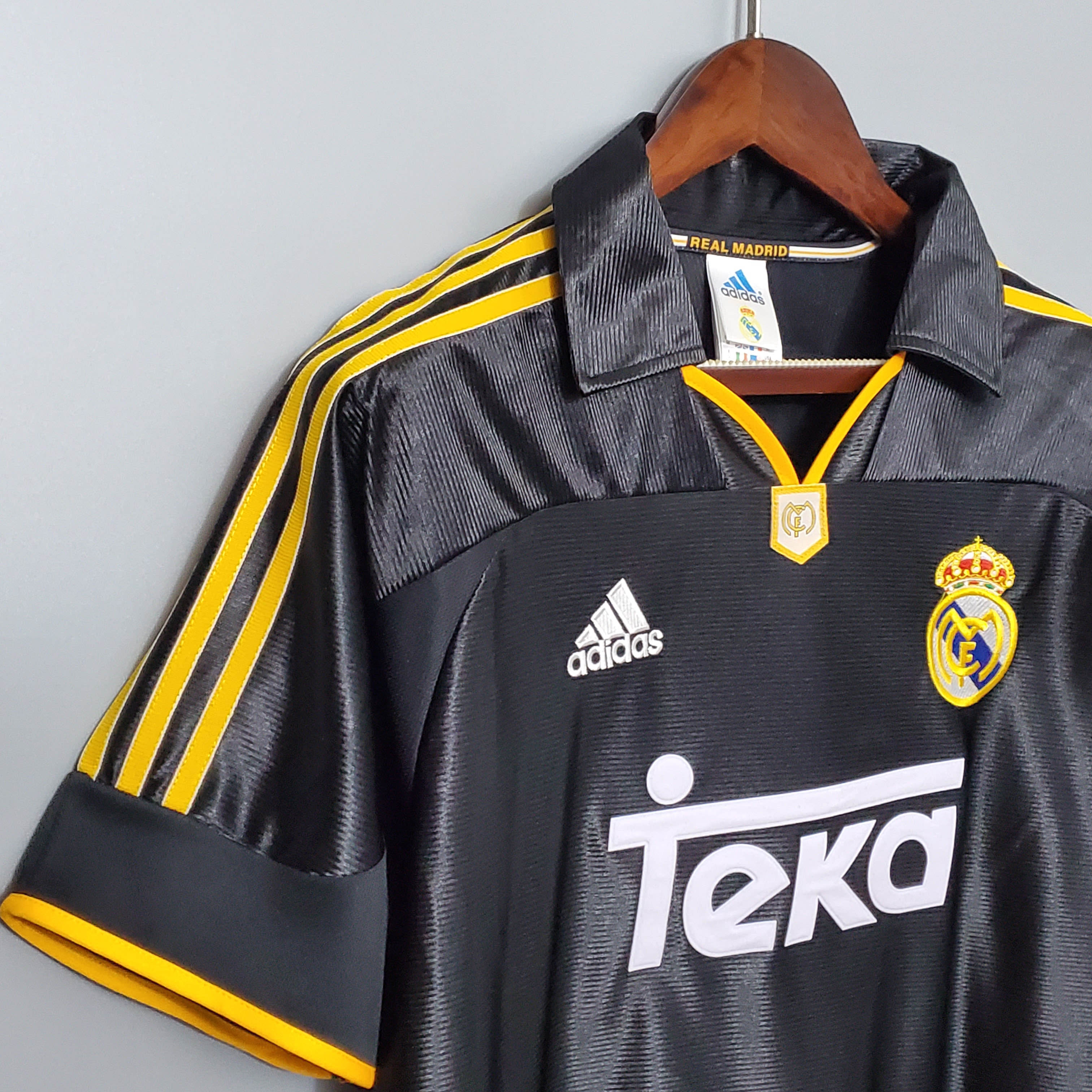 1999/01 Real Madrid Away Retro Jersey - Fans Edition