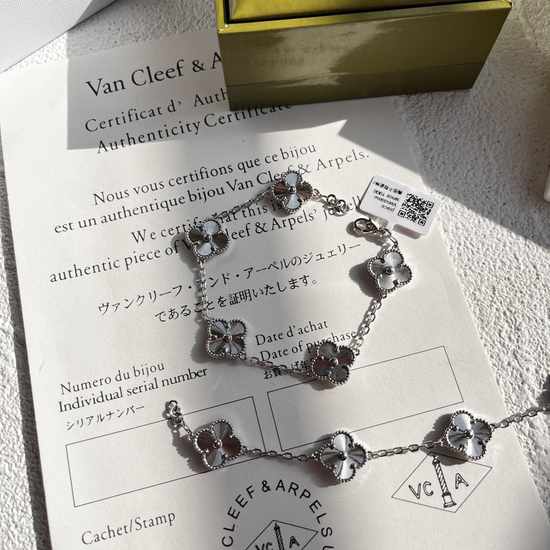Van Cleef & Arpels Four Leaf Lucky Series 18K Gold Bracelet
