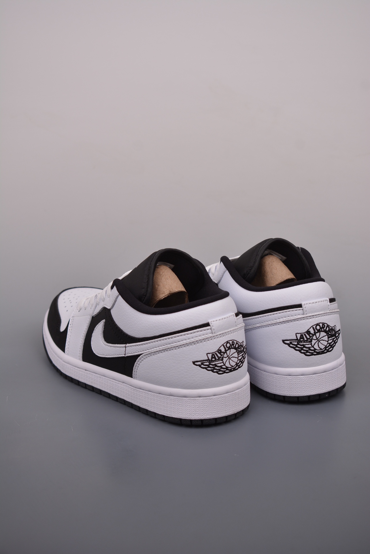 AJ Jordan casual sneakers synchronized with the official color