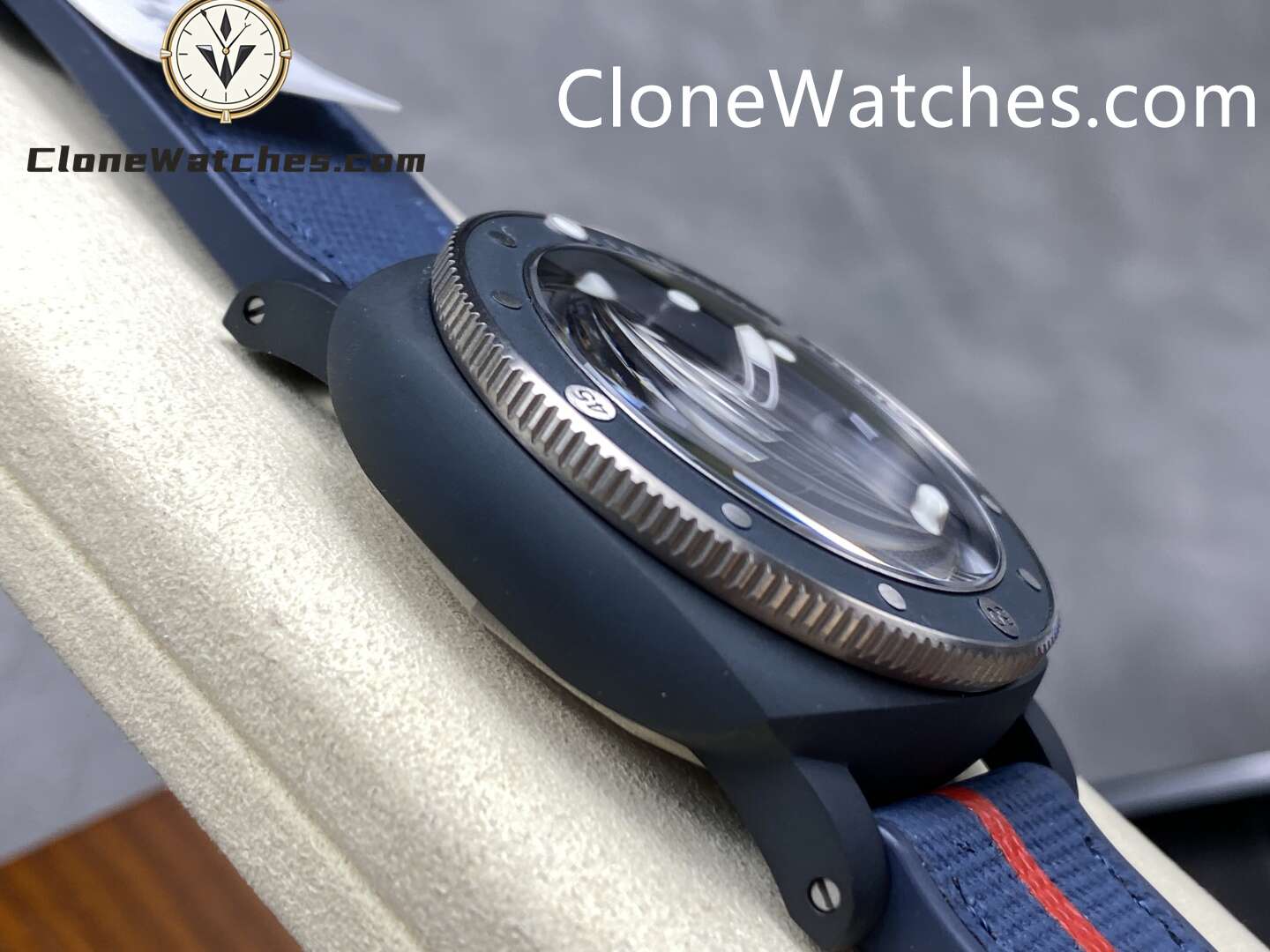 Panerai Super Clone Watches 1:1 Submersible QuarantaQuattro Luna Rossa Ti-CeramitechTM PAM01466 Blue Dial