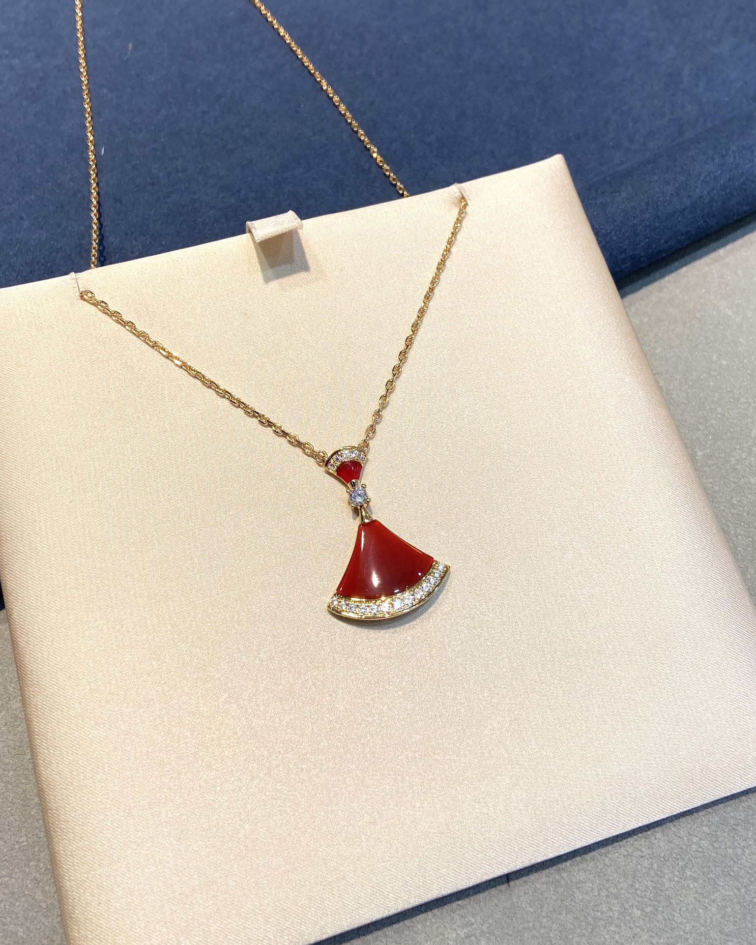 Bulgari Divas'Dream Necklace Series Red Chalcedony 18K Rose Gold
