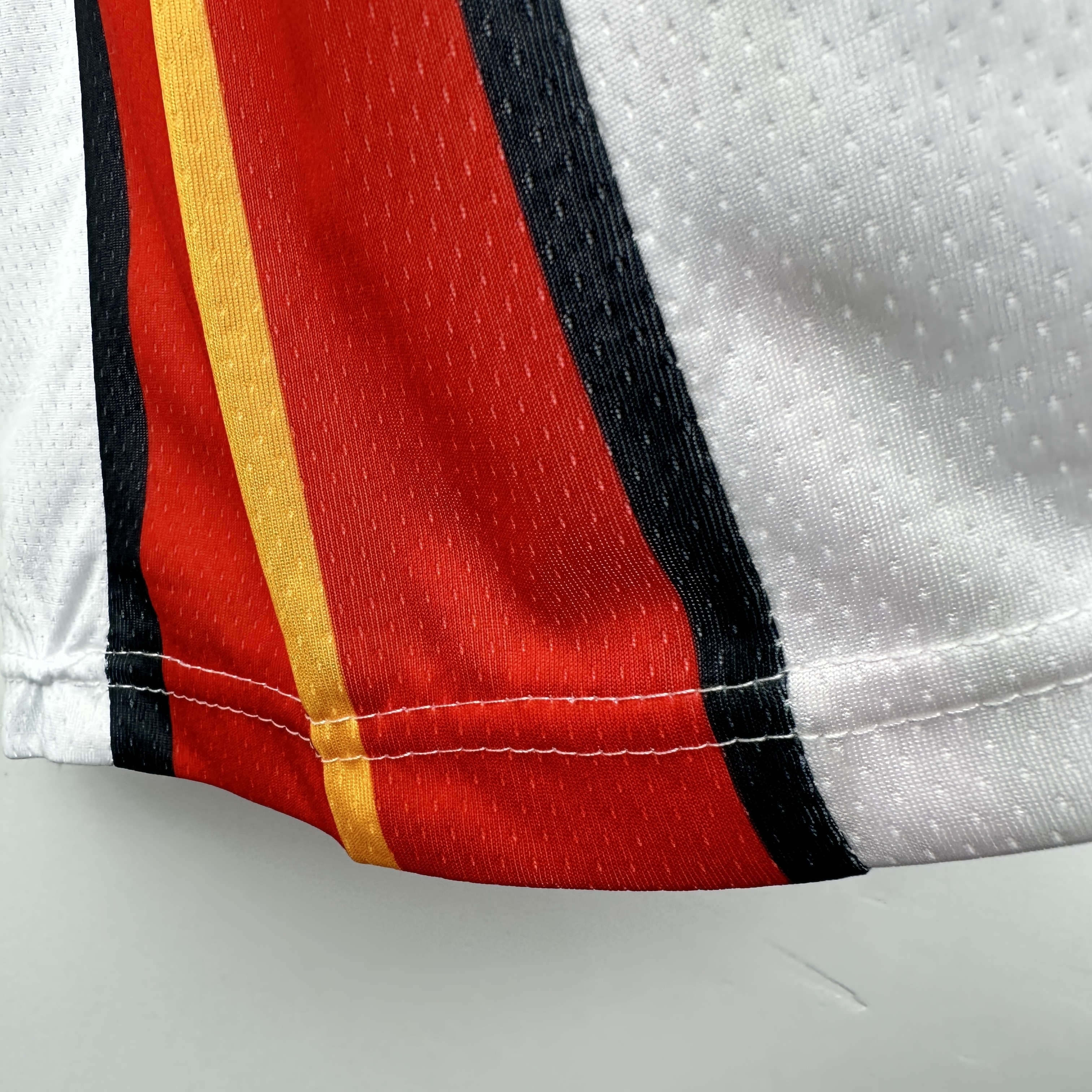 Hot Pressing V-neck White No. 14 Herro