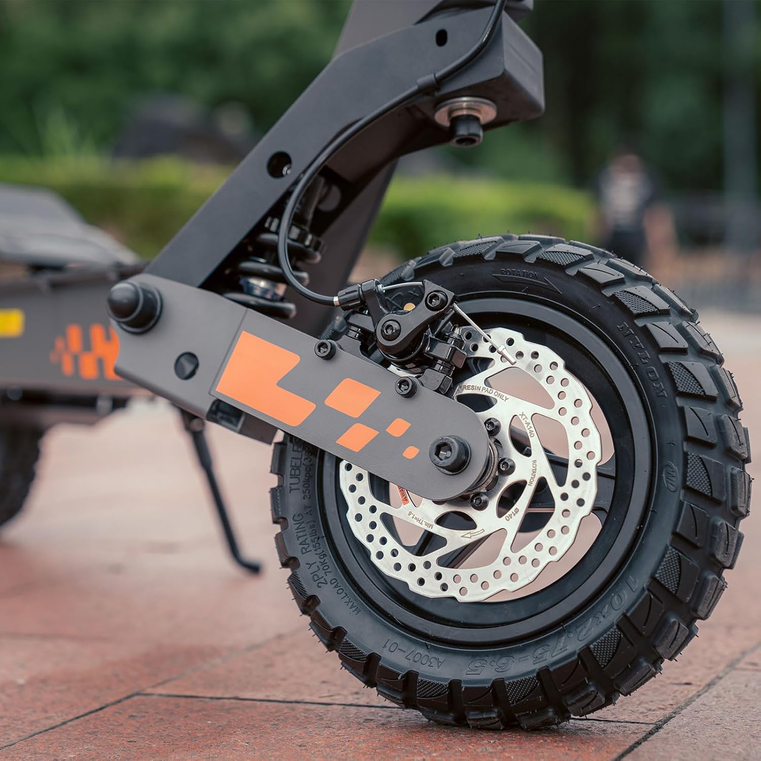 Trottinette électrique tout terrain batterie 48 V 15 Ah autonomie 55 km pneus 10 pouces
