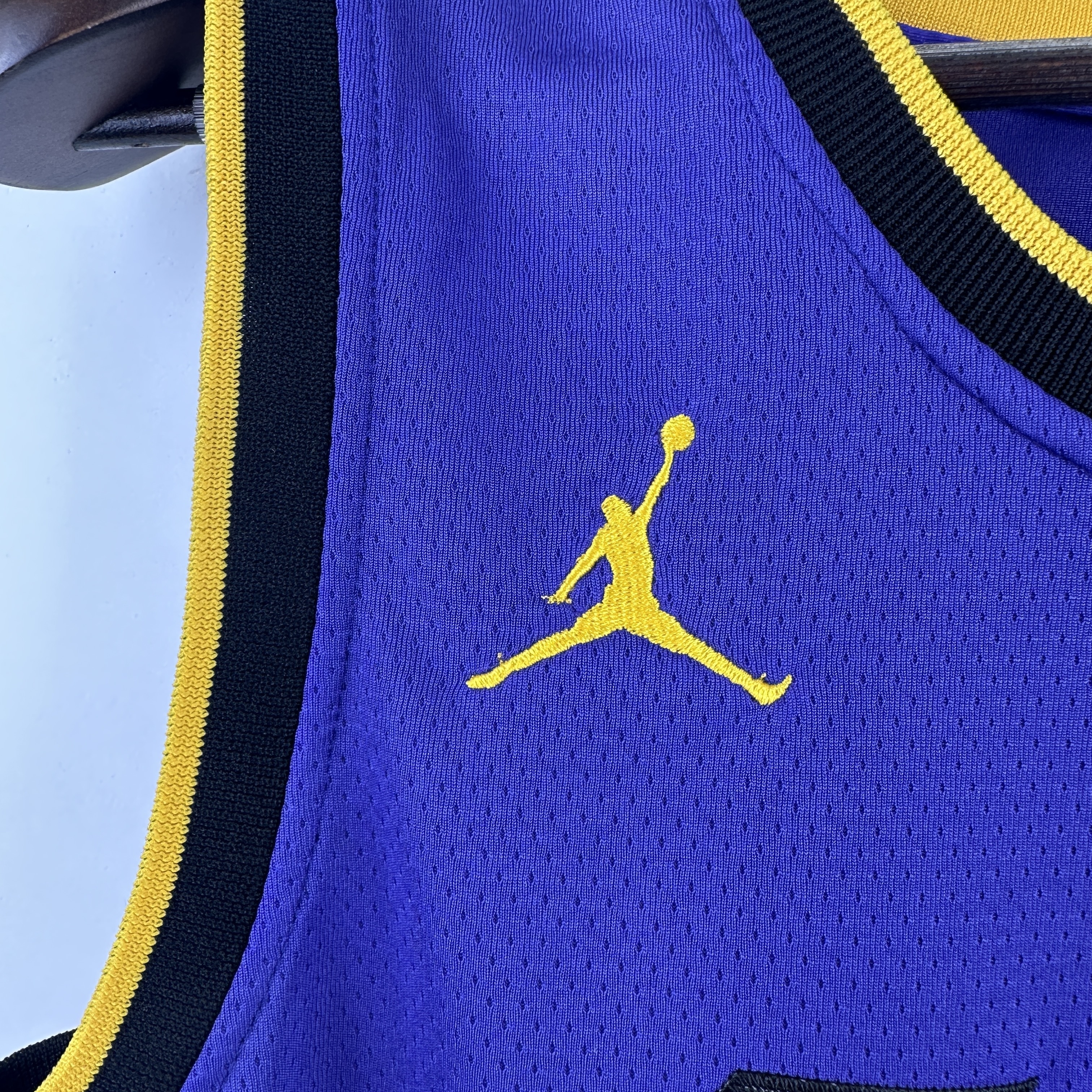 Embroidered 23rd season Lakers flying model No. 77 Dončić