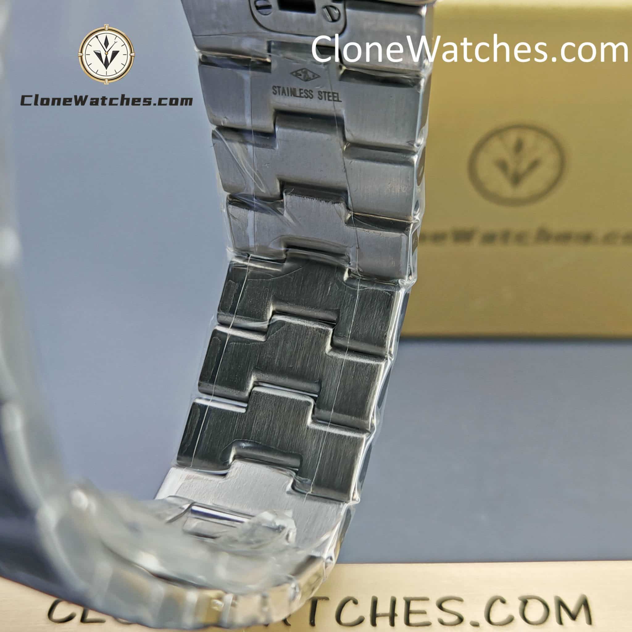 Vacheron Constantin Super Clone Watches 1:1 Overseas perpetual calendar 4300V/220G-B945 Blue Dial