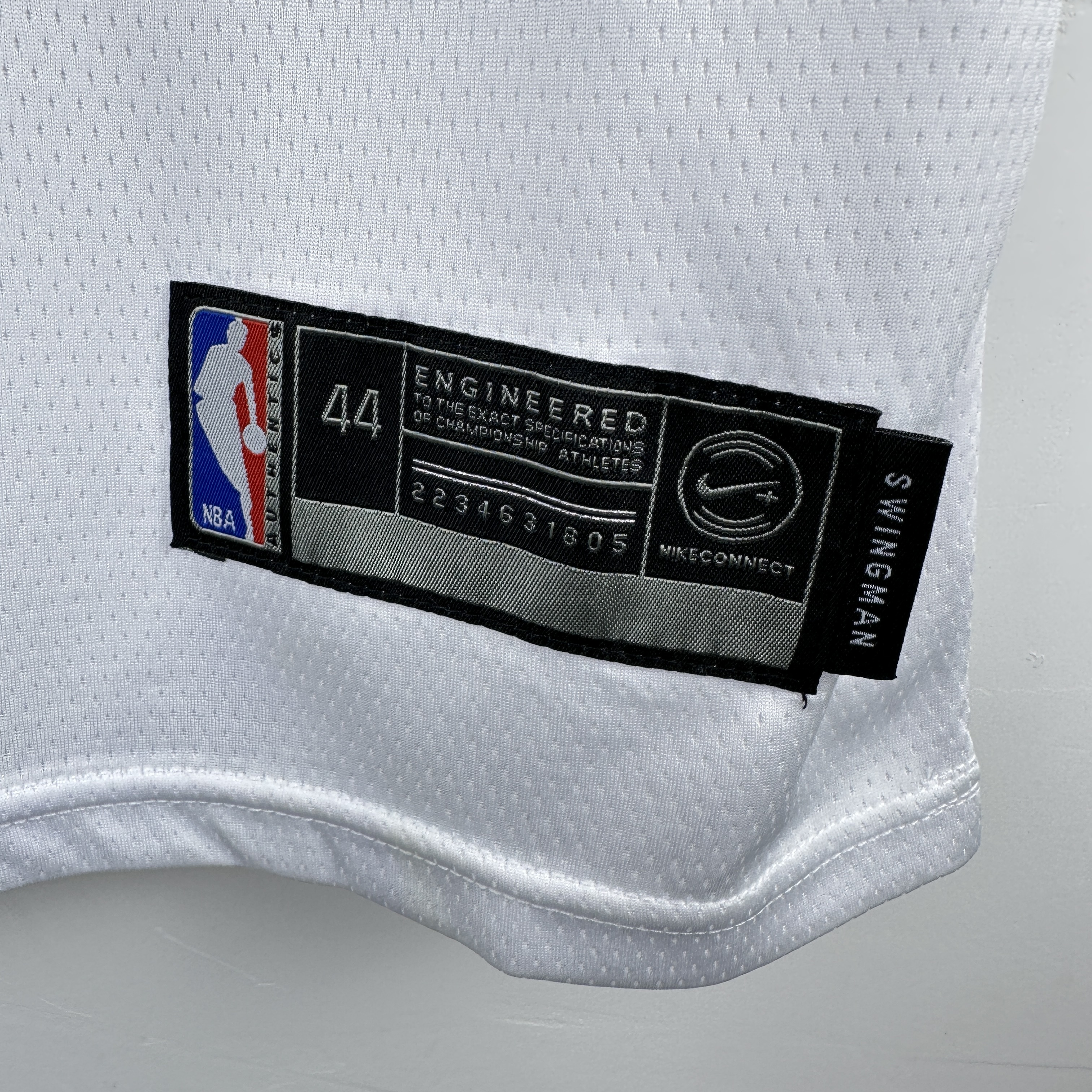 Embroidered Lakers Crew Neck White No. 23 James