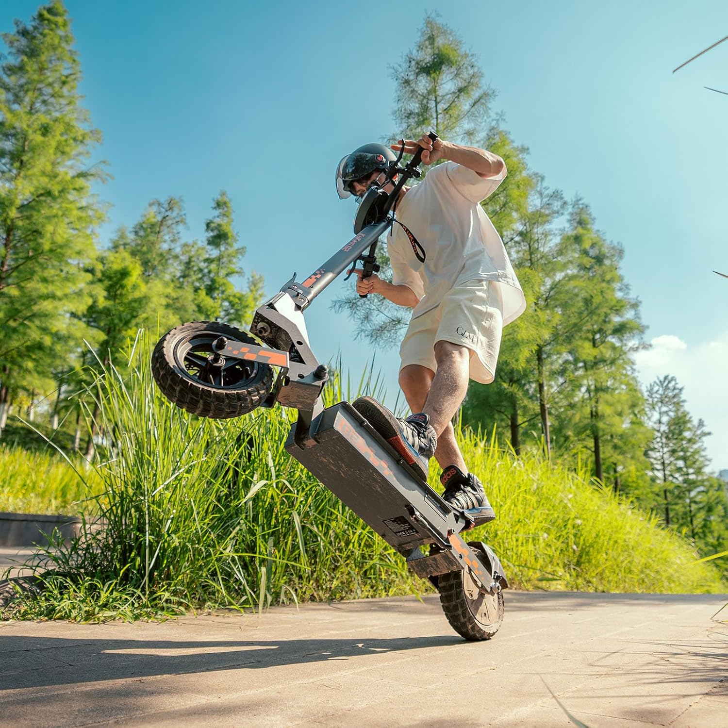 Trottinette électrique tout terrain batterie 48 V 15 Ah autonomie 55 km pneus 10 pouces