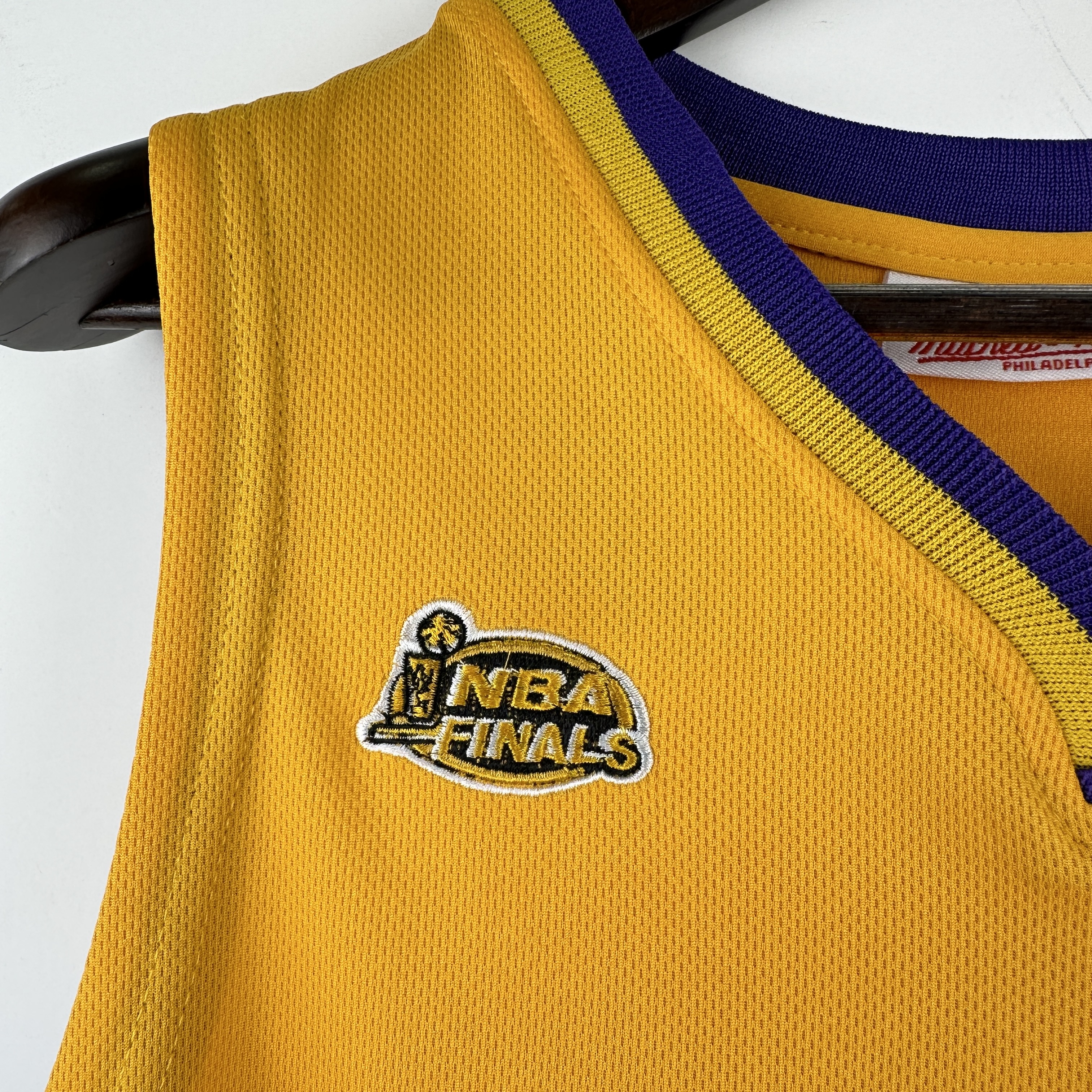Embroidered MN Retro Jersey Lakers 00/01 Season V-neck Yellow No. 8 Kobe