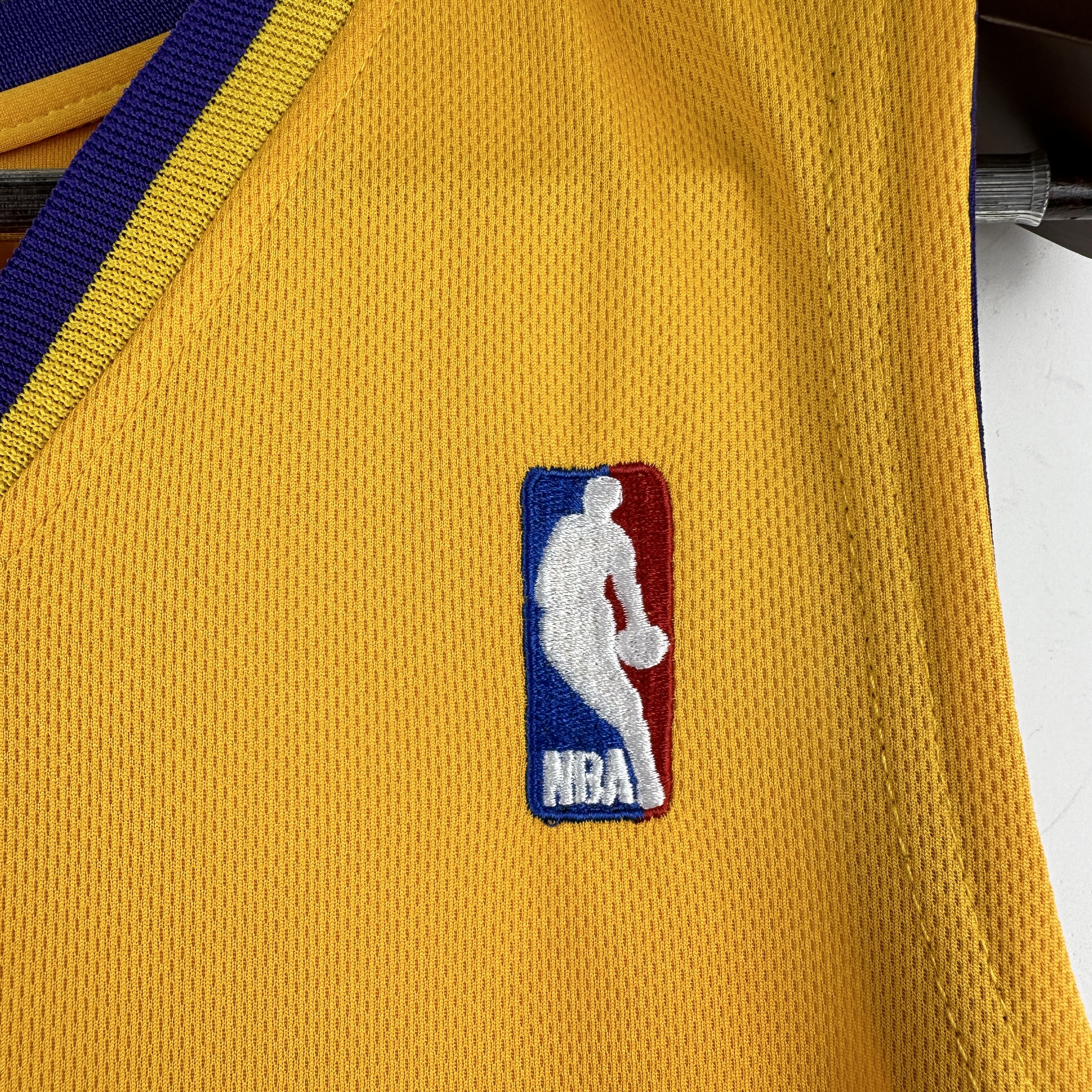Embroidered MN Retro Jersey Lakers 00/01 Season V-neck Yellow No. 8 Kobe