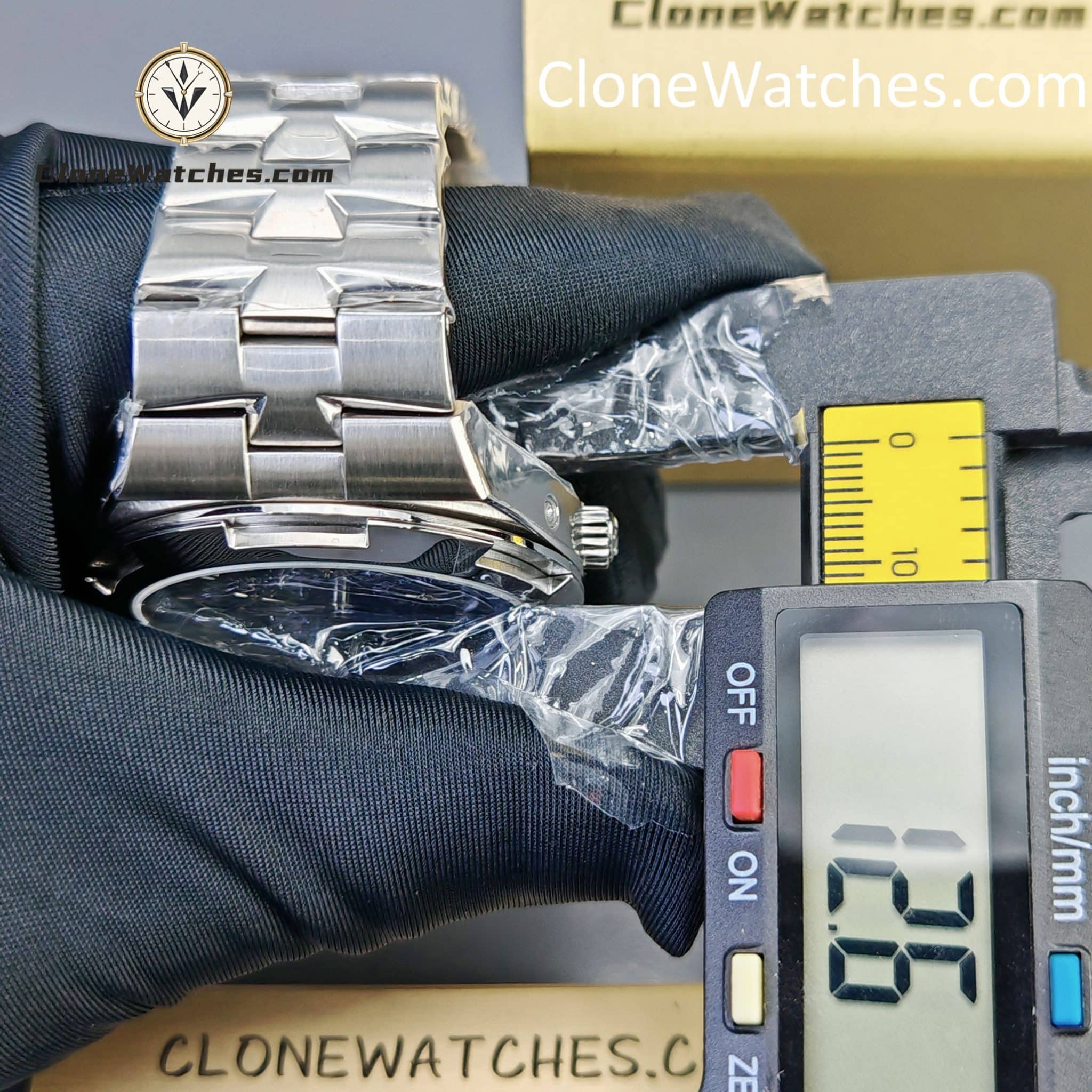 Vacheron Constantin Super Clone Watches 1:1 Overseas perpetual calendar 4300V/220G-B945 Blue Dial