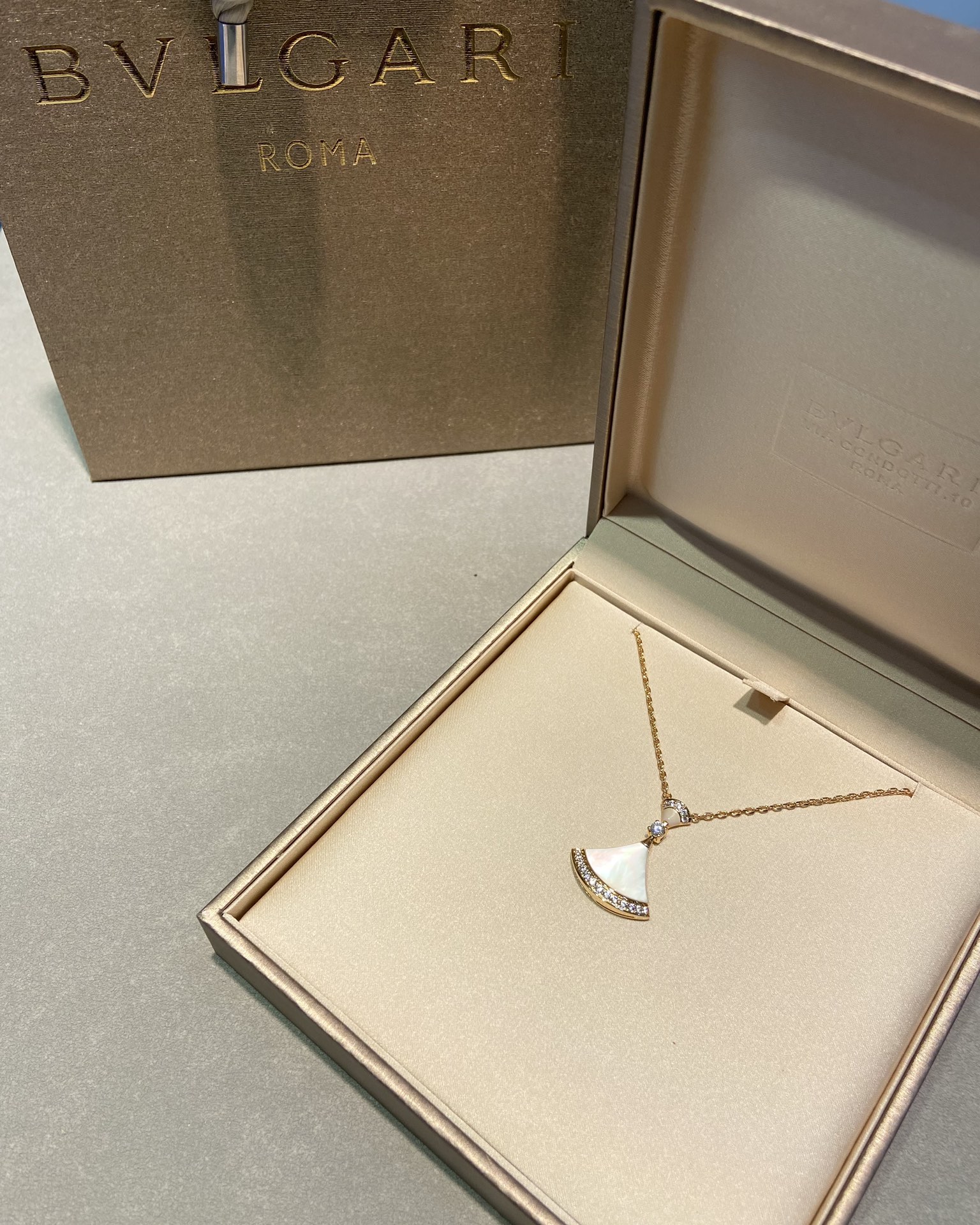 Bulgari Divas'Dream Necklace Series Pearl Fritillaria 18K Rose Gold