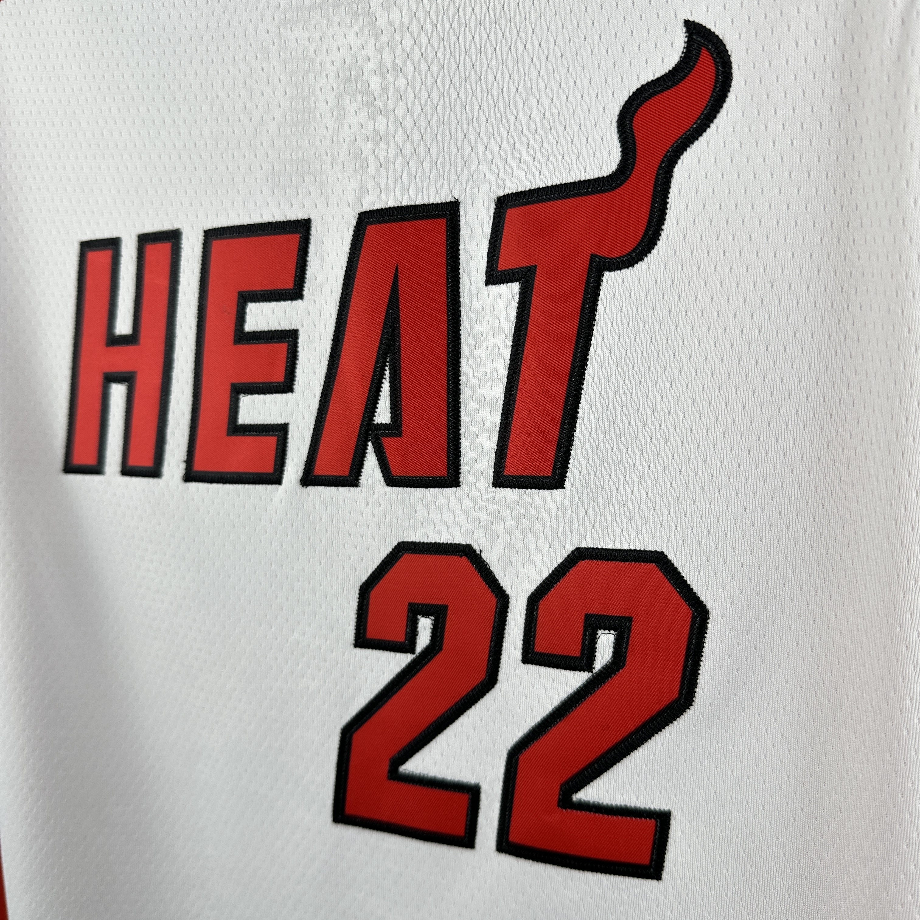 Embroidered Heat V-neck white No. 22 Butler