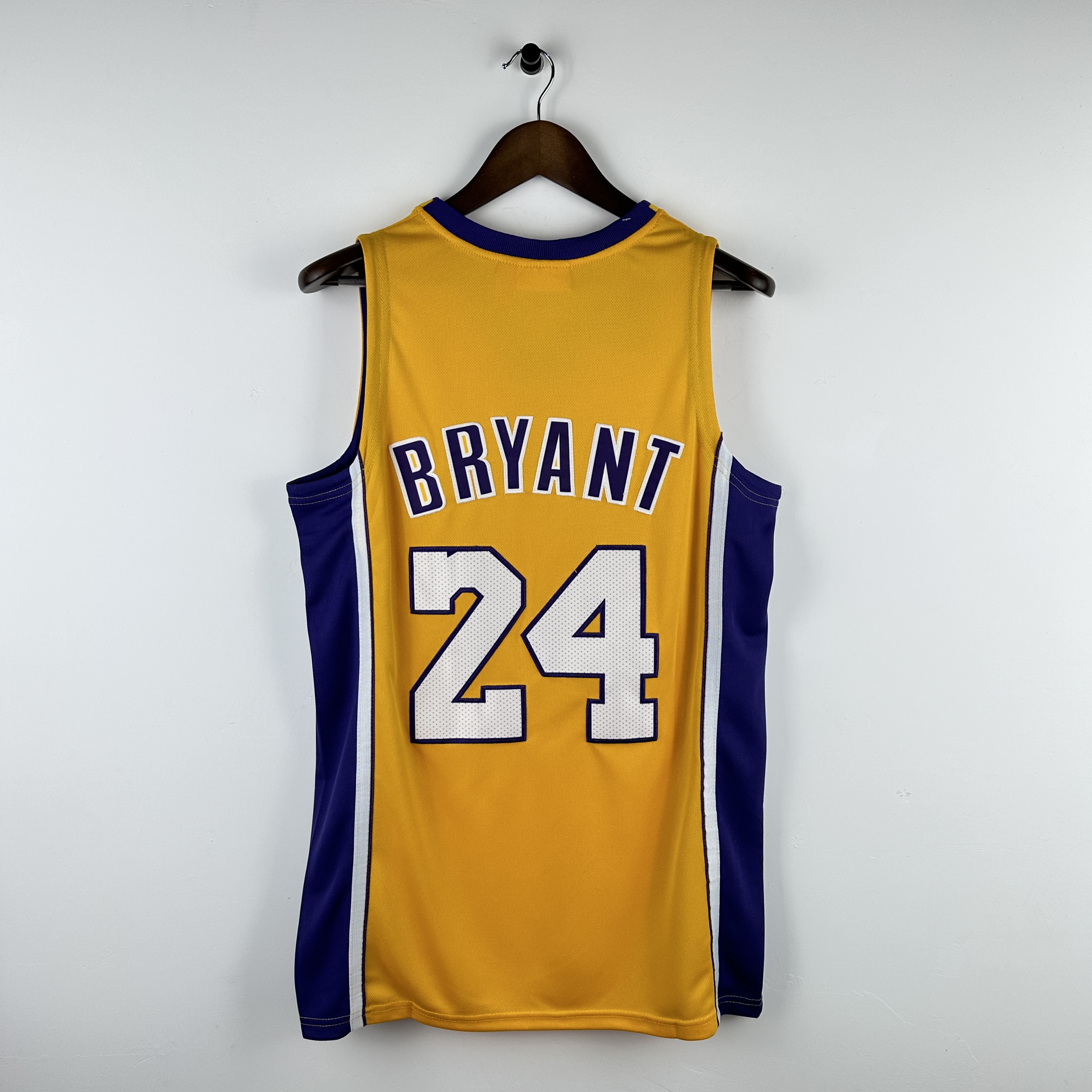 Embroidered MN Retro Jersey Lakers 06/07 Season V-neck Yellow No. 24 Kobe