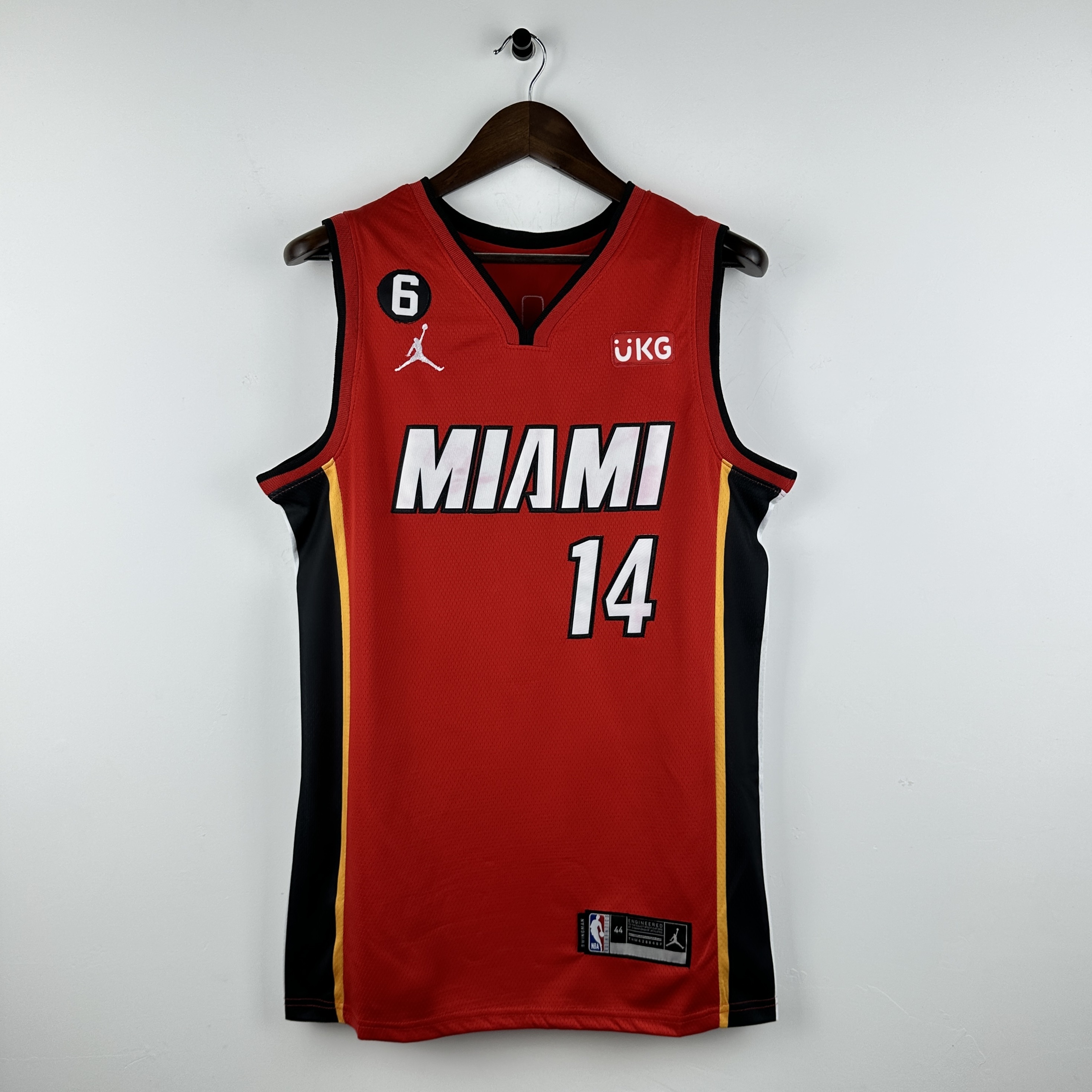 Embroidered Heat V-neck red No. 14 Herro