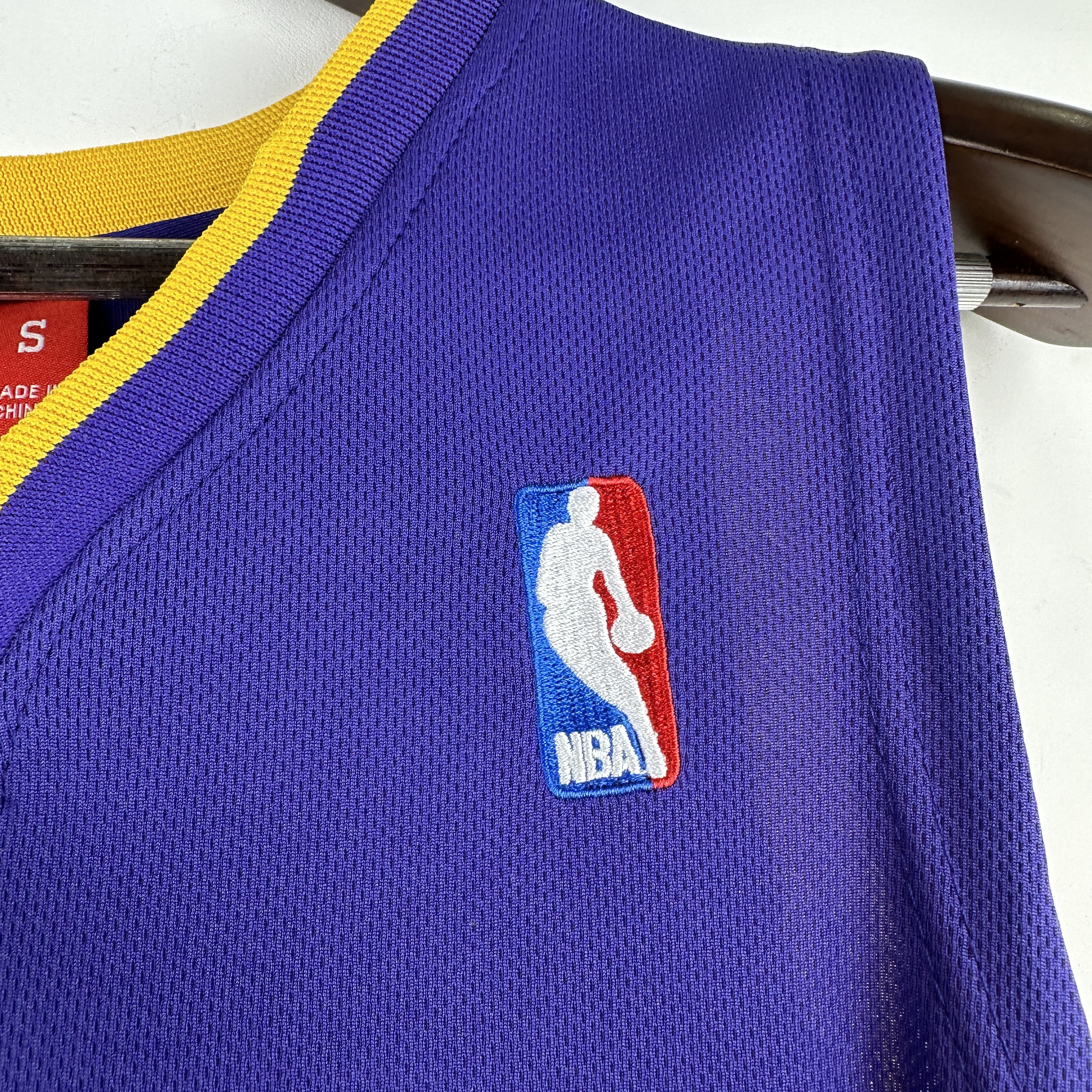 Embroidered MN Retro Jersey Lakers 00/01 Season V-neck Purple No. 24 Kobe
