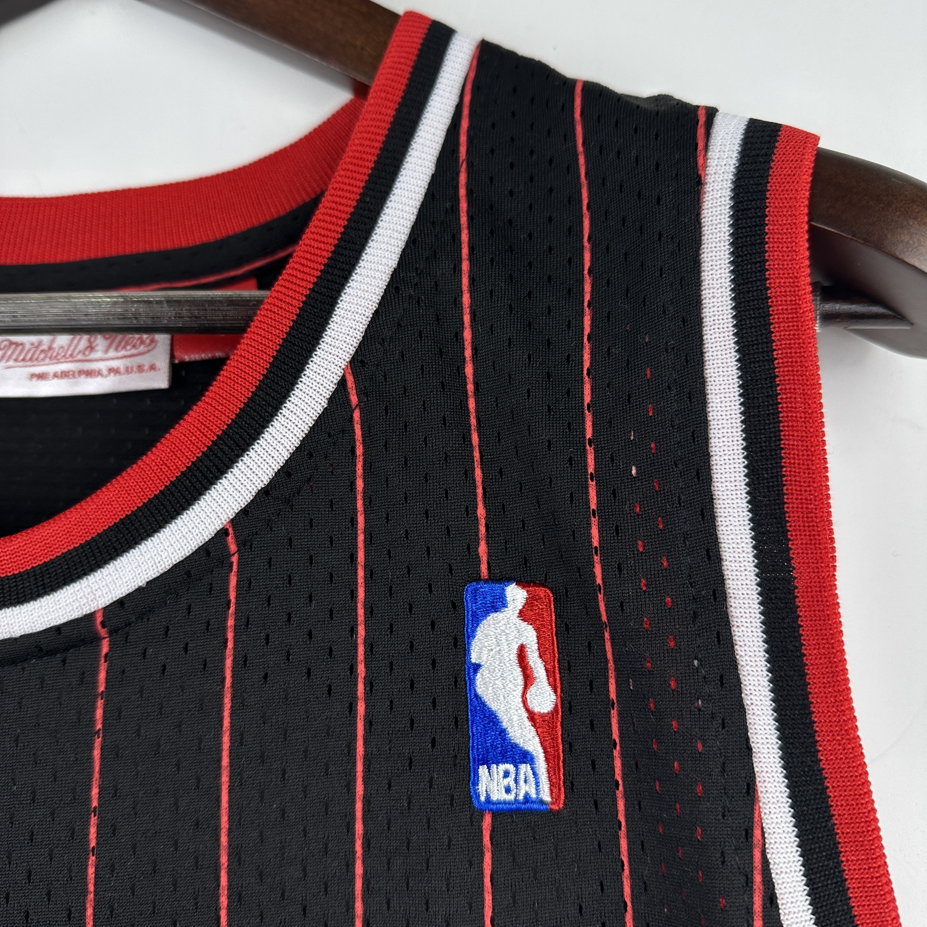 Embroidered MN retro jersey, Bulls 97/98 season, black stripes, No. 33 Pippen