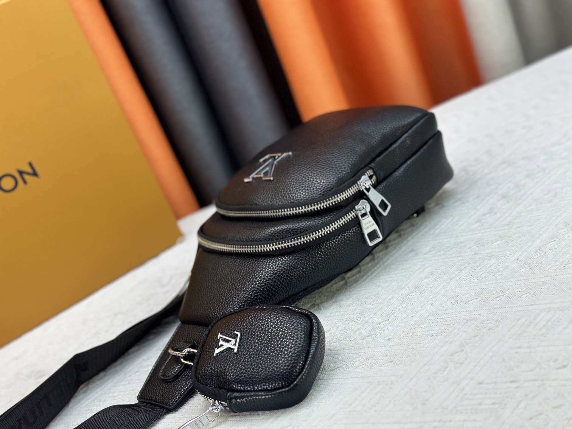 The latest style of LV men's chest bag