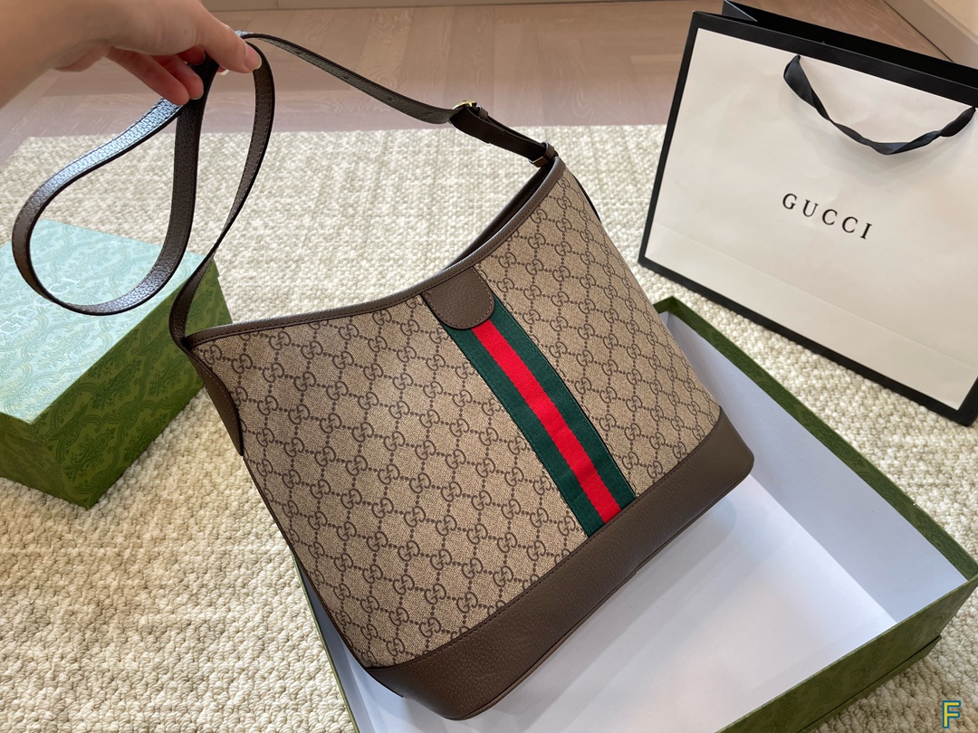 Gucci Hobo shoulder bag large size 33