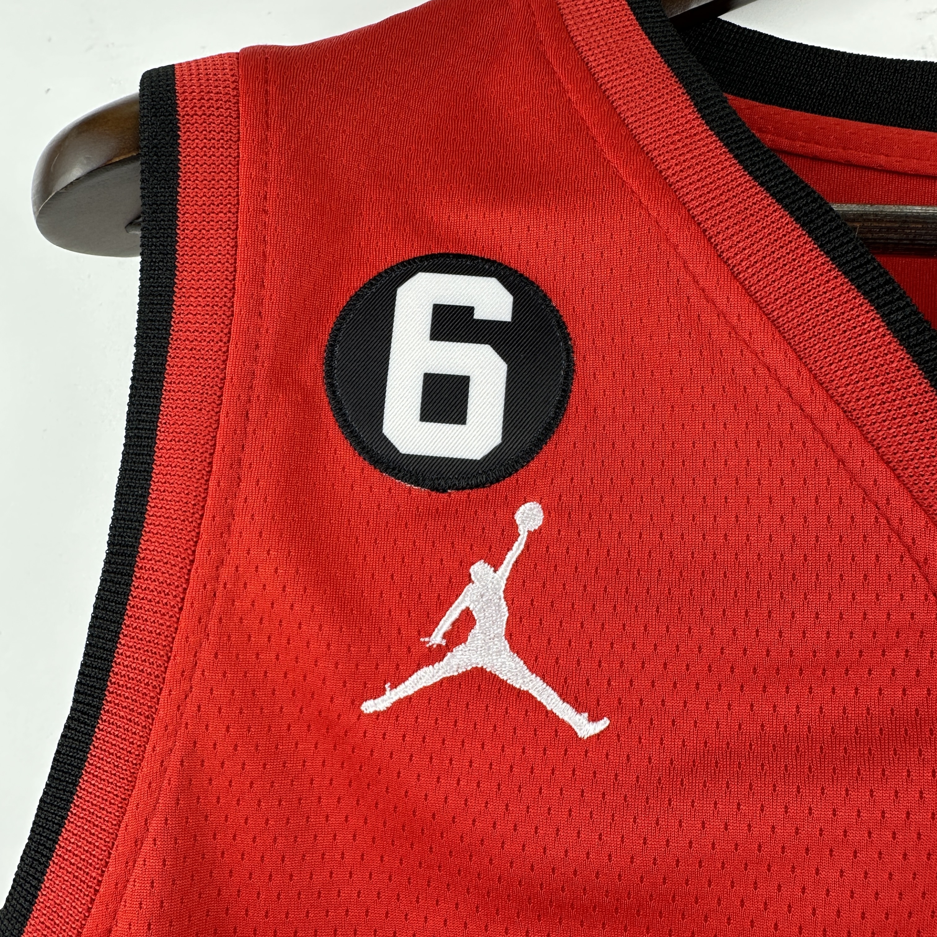 Embroidered Heat V-neck red No. 14 Herro