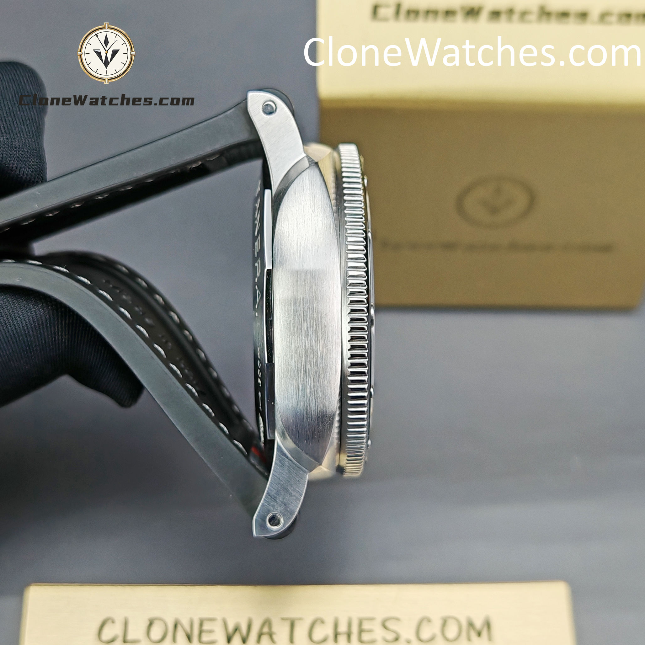 Panerai Super Clone Watches 1:1 Submersible QuarantaQuattro Luna Rossa PAM01681 44mm