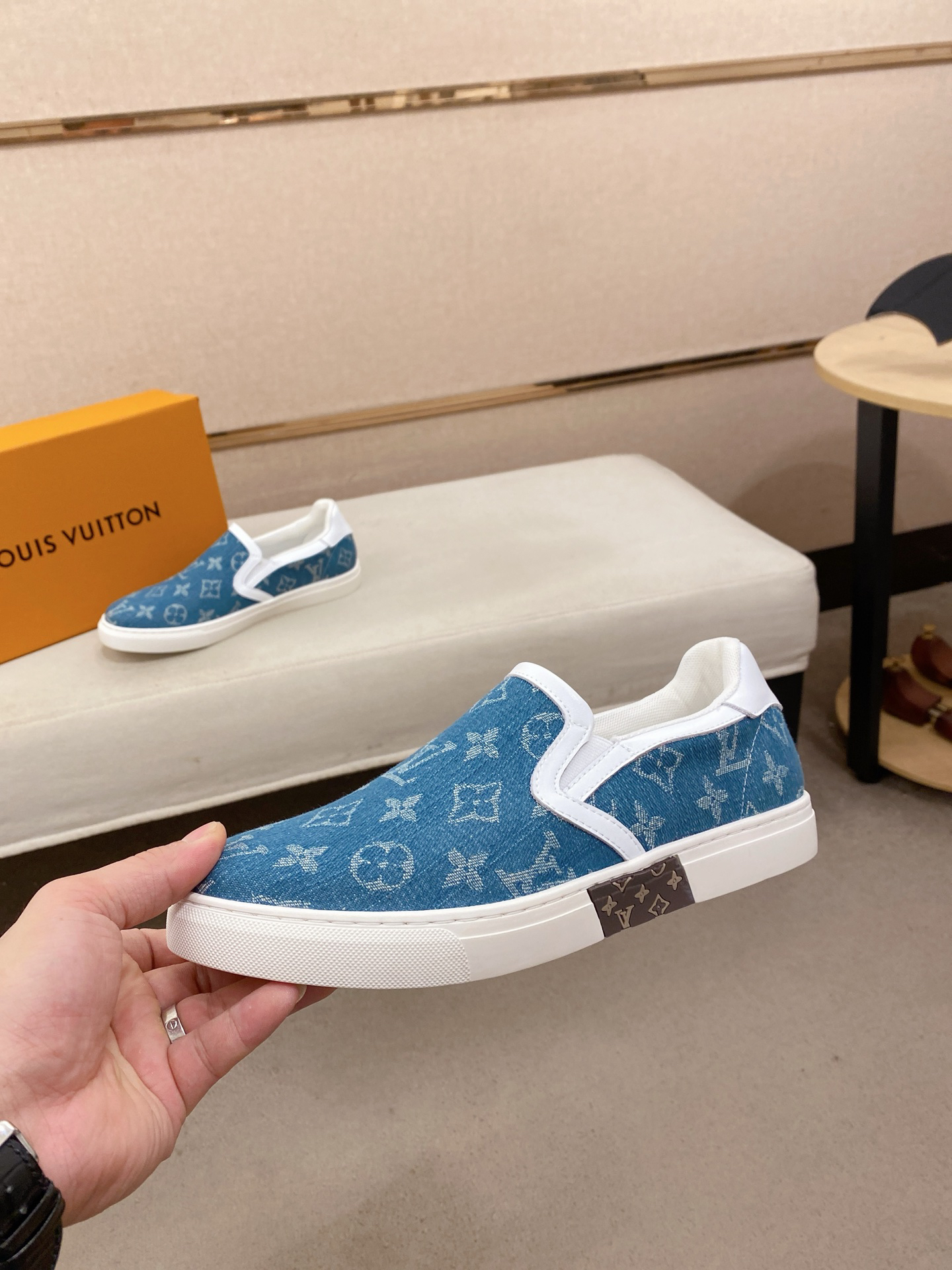 The latest style of LV canvas shoes