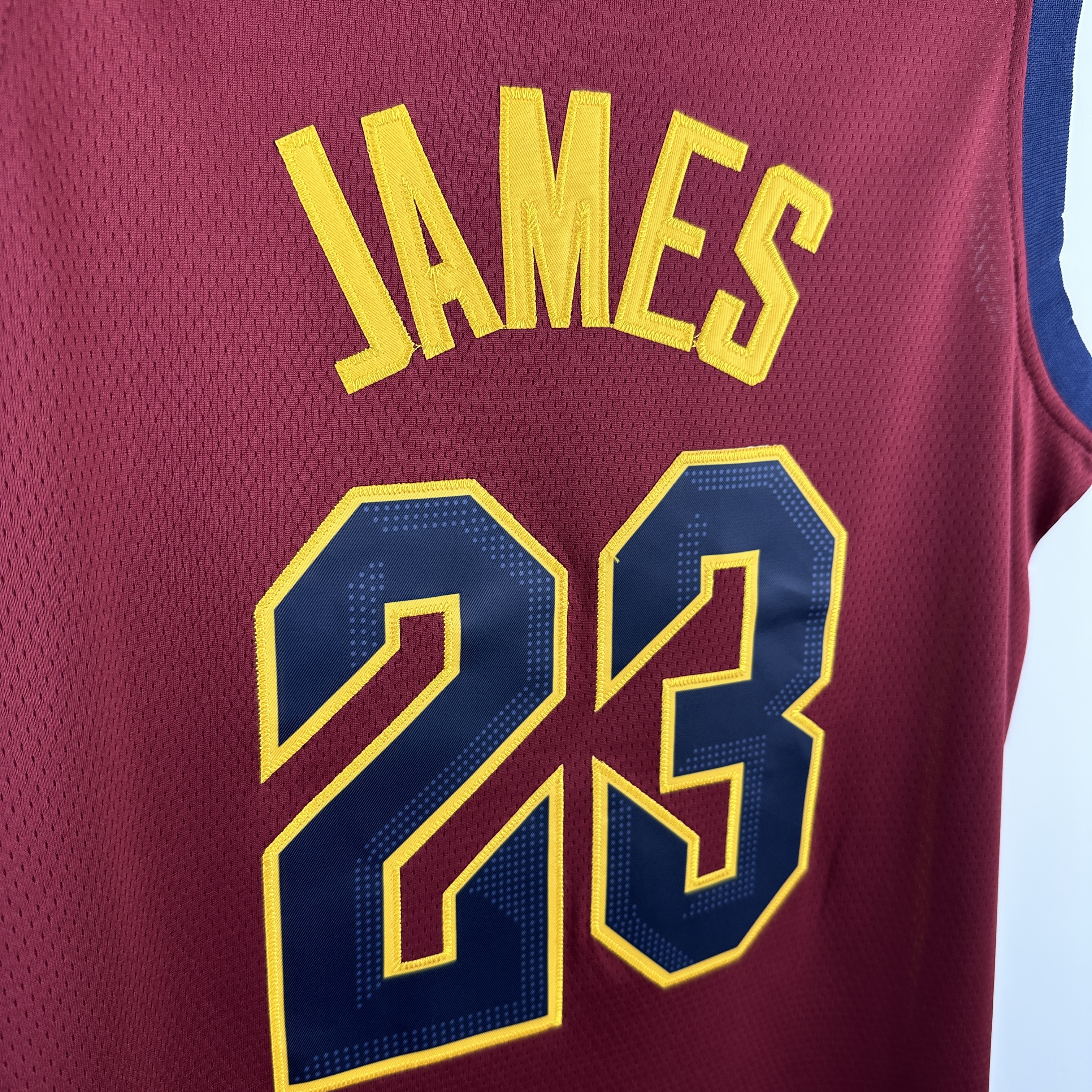 Embroidery Cavaliers Burgundy No. 23 James