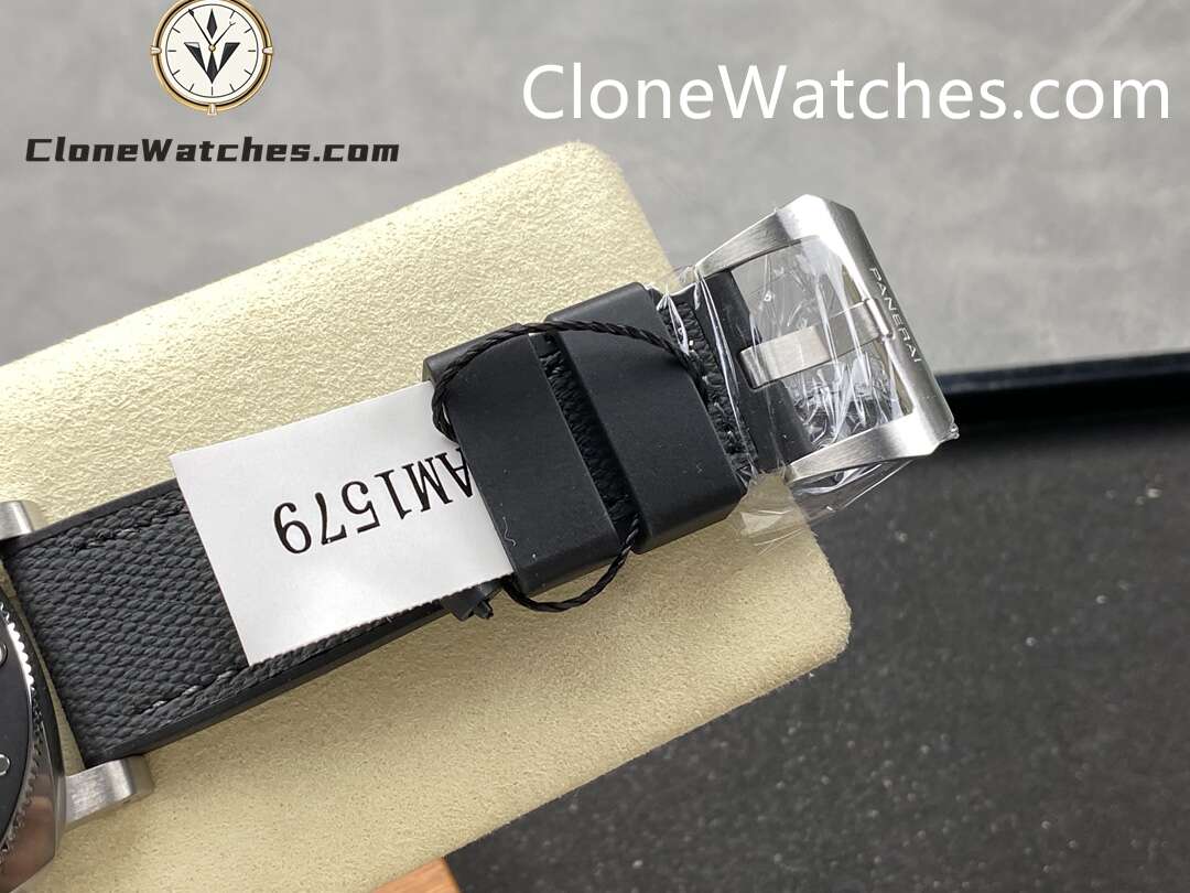 Panerai Super Clone Watches 1:1 Submersible Luna Rossa PAM01579 White Dial 42mm