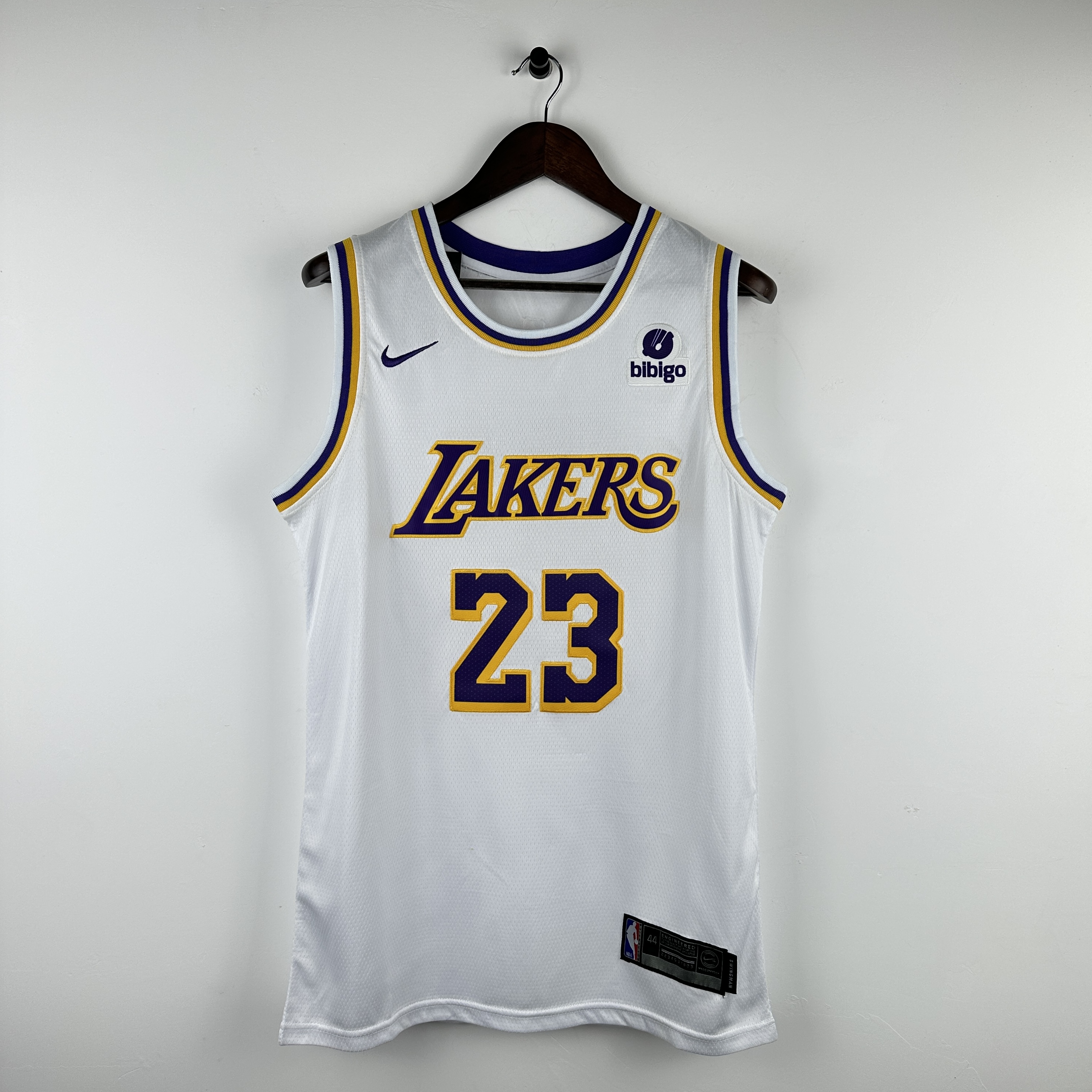 Embroidered Lakers Crew Neck White No. 23 James