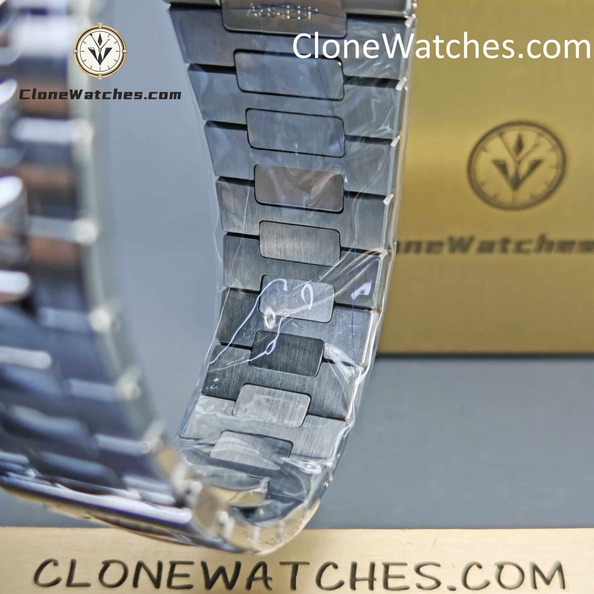 Patek Philippe Super Clone Watches 1:1 Nautilus 5713 Blue Dial Diamond