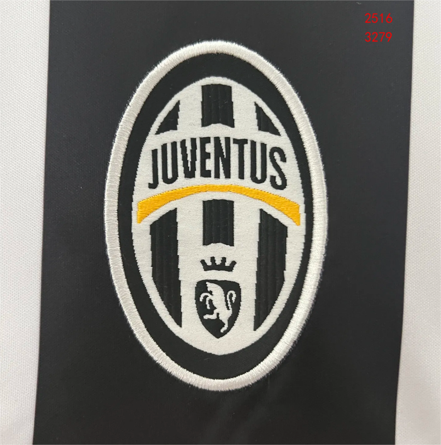 2004/05 Juventus home retro jersey