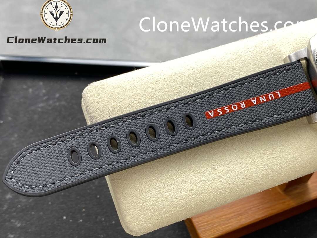 Panerai Super Clone Watches 1:1 Submersible Luna Rossa PAM01579 White Dial 42mm