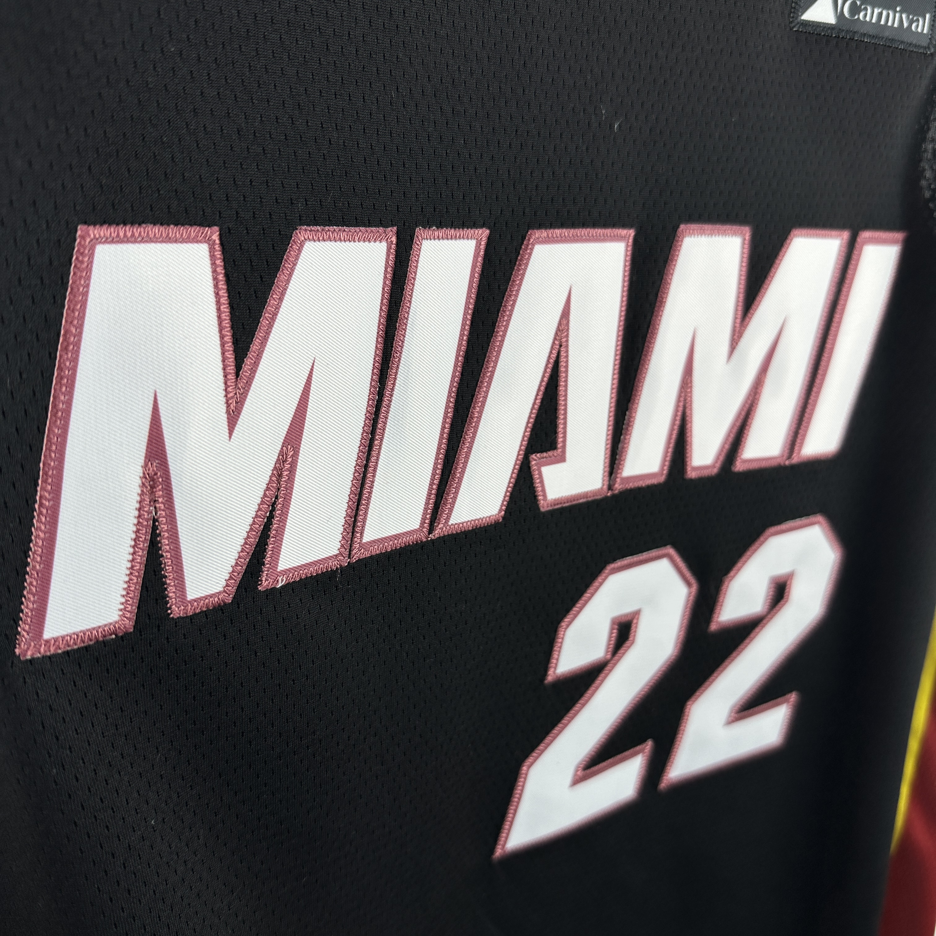 Embroidered Heat V-neck black No. 22 Butler