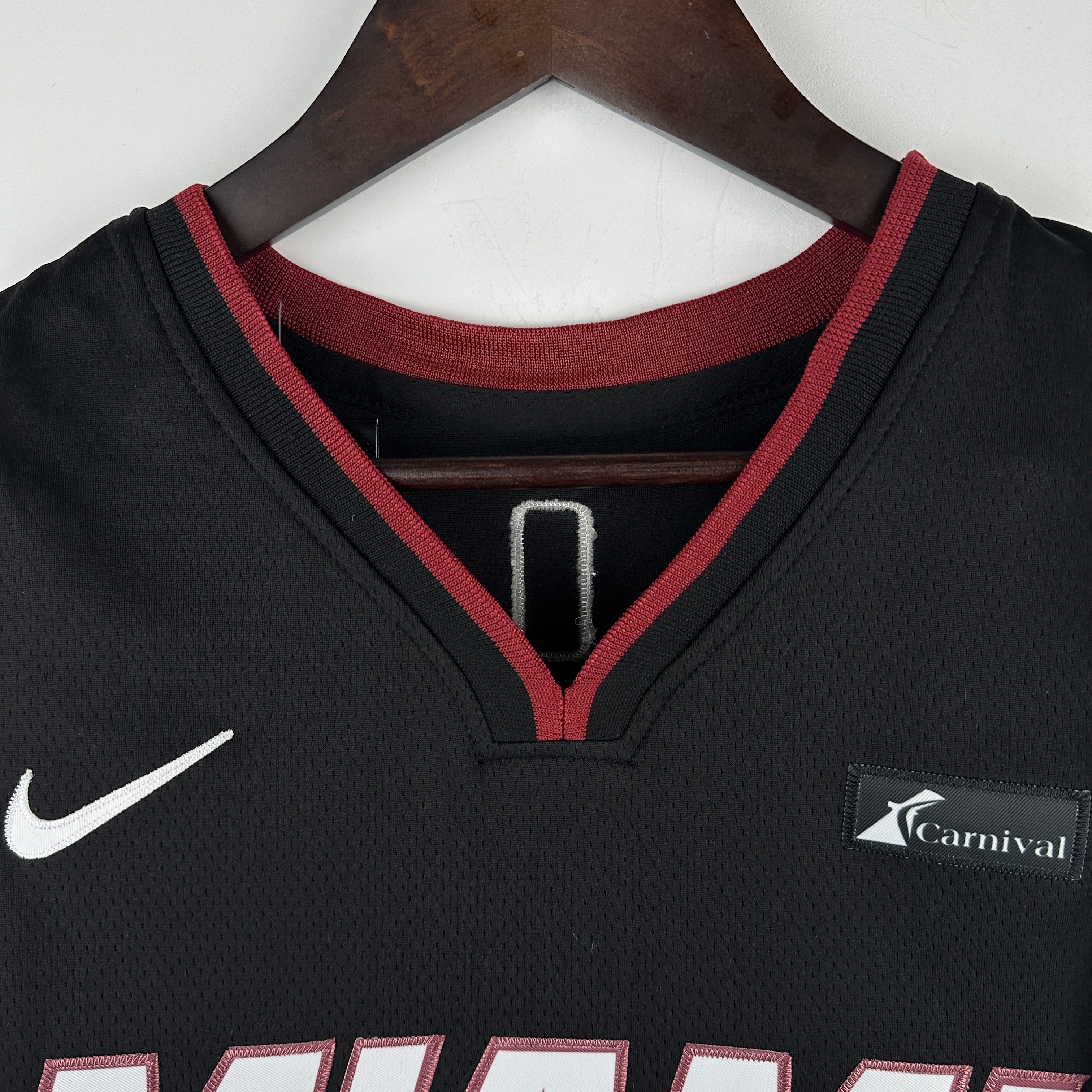 Embroidered Heat V-neck black No. 22 Butler