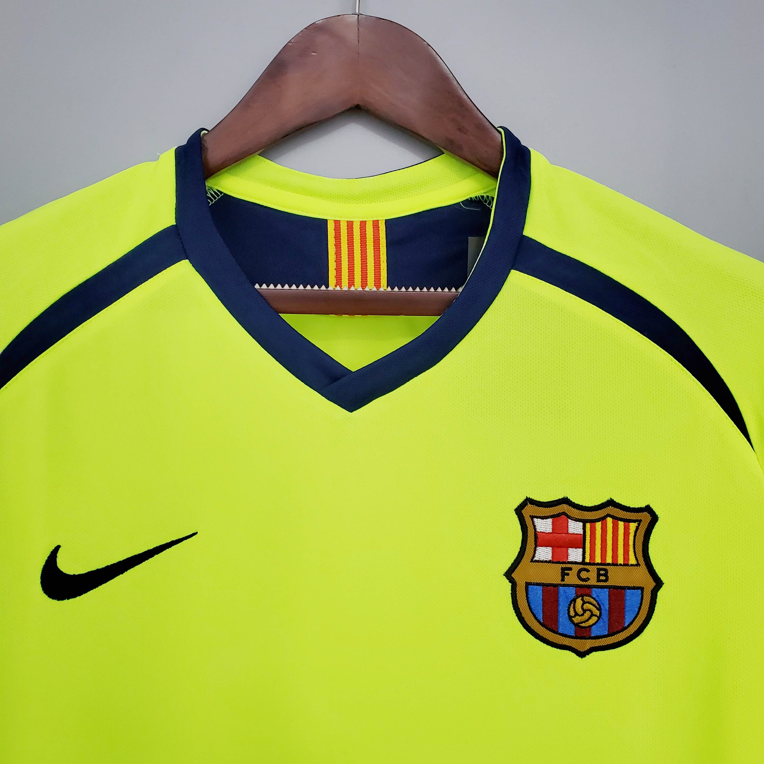 2005/2006 Retro Barcelona Away Football Shirt 1:1 Thai Quality - Fans Edition