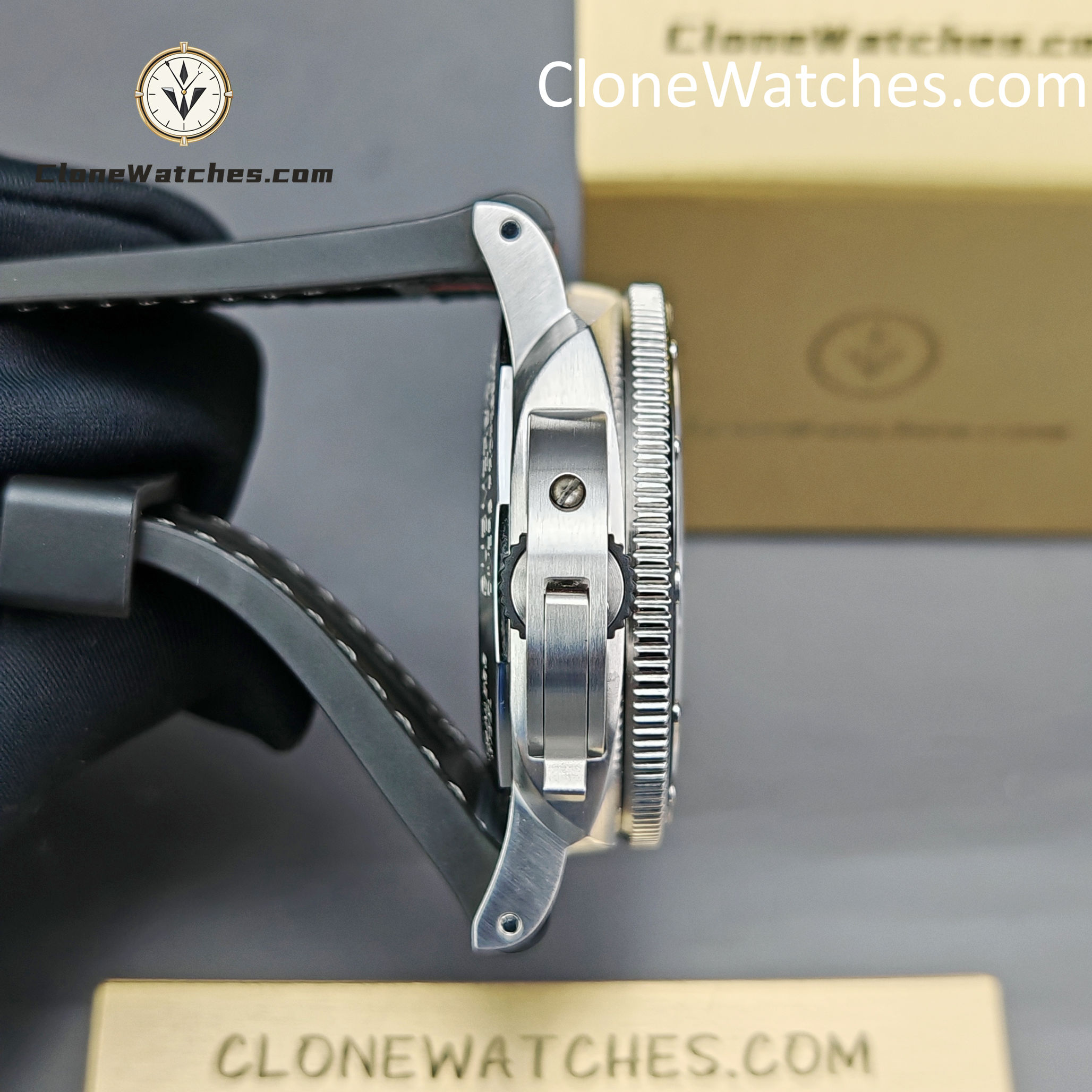 Panerai Super Clone Watches 1:1 Submersible QuarantaQuattro Luna Rossa PAM01681 44mm