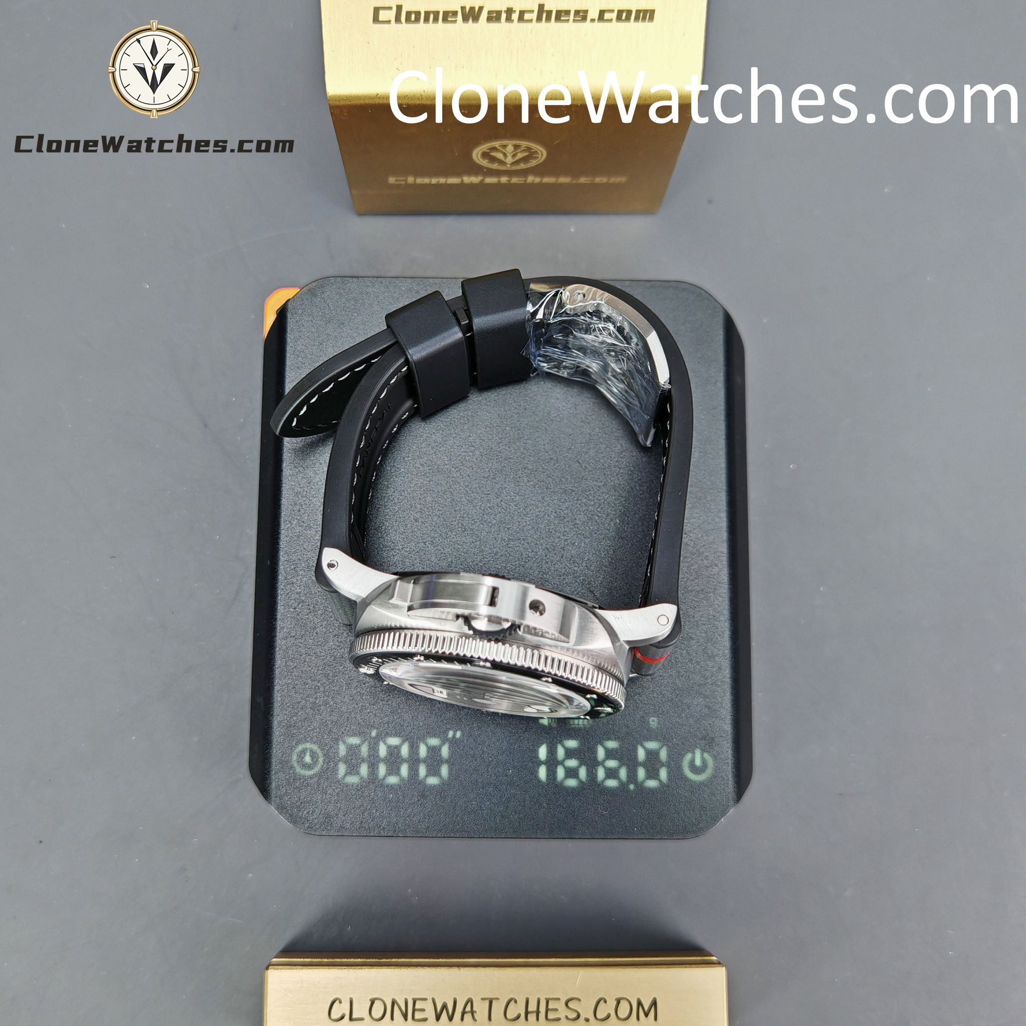 Panerai Super Clone Watches 1:1 Submersible QuarantaQuattro Luna Rossa PAM01681 44mm