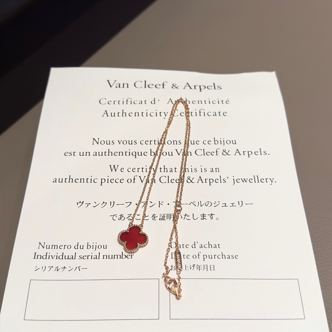 Van Cleef&Arpels  Clover Lucky Series  Red Chalcedony 18K Gold necklace