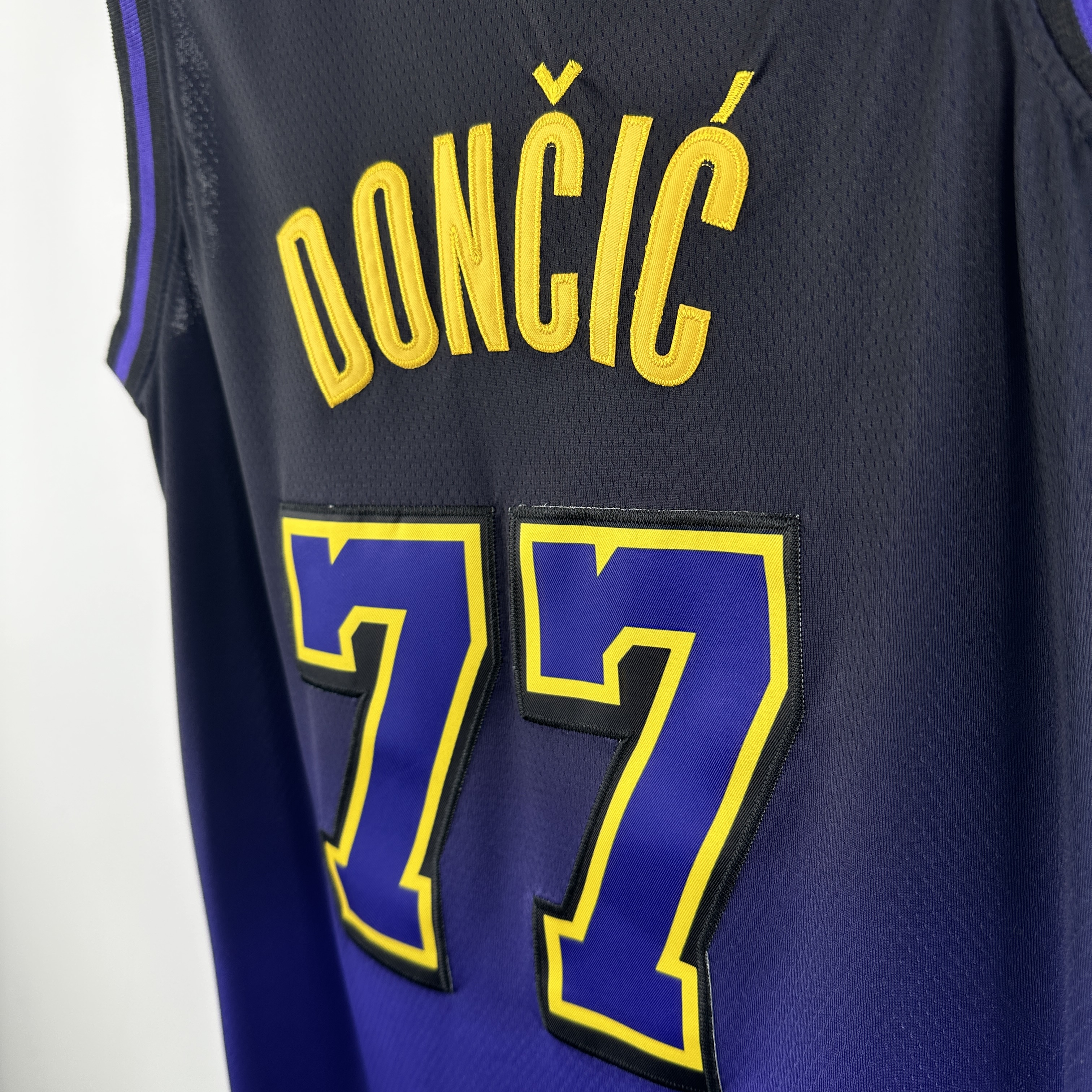 Embroidery 25th season Lakers City Edition No. 77 Doncic